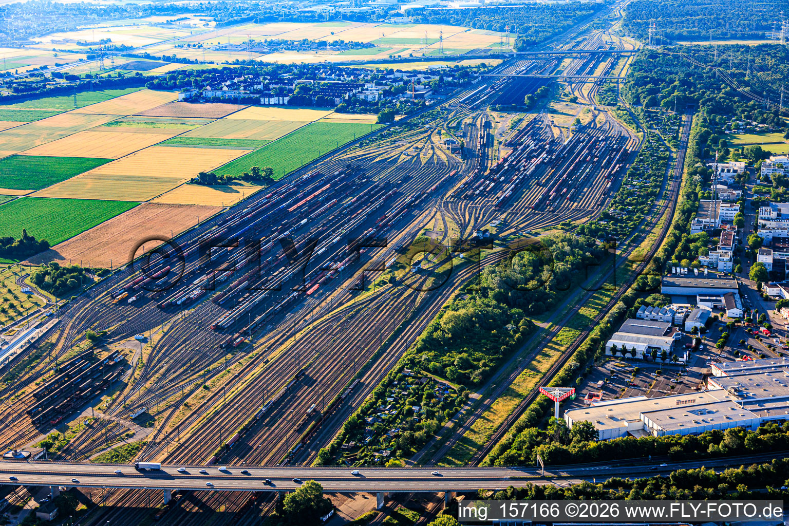 Voies ferrées de la gare de triage DB-InfraGo BM RBF à le quartier Rheinau in Mannheim dans le département Bade-Wurtemberg, Allemagne