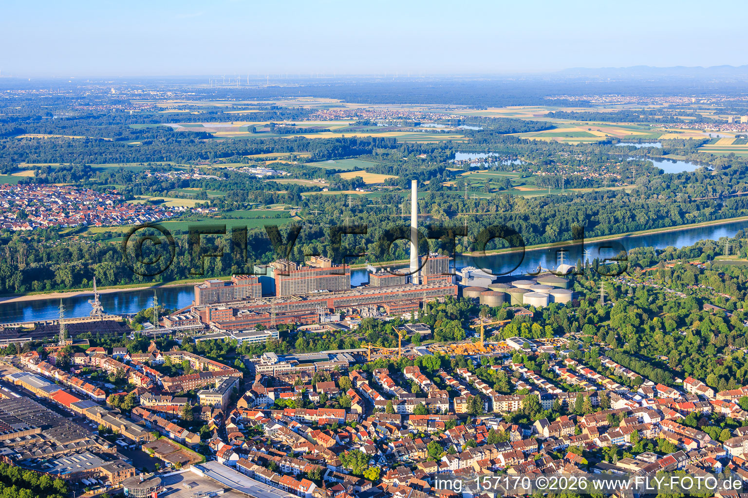 Vue du quartier depuis le nord, s'étendant jusqu'à la centrale électrique GKM sur le Rhin. à le quartier Neckarau in Mannheim dans le département Bade-Wurtemberg, Allemagne