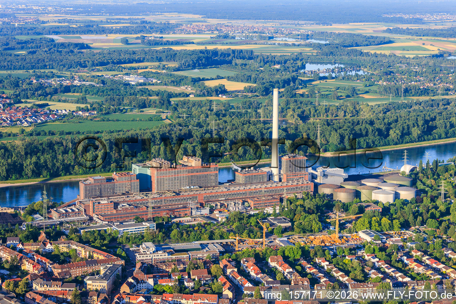 Vue du quartier depuis le nord, s'étendant jusqu'à la centrale électrique GKM sur le Rhin. à le quartier Neckarau in Mannheim dans le département Bade-Wurtemberg, Allemagne