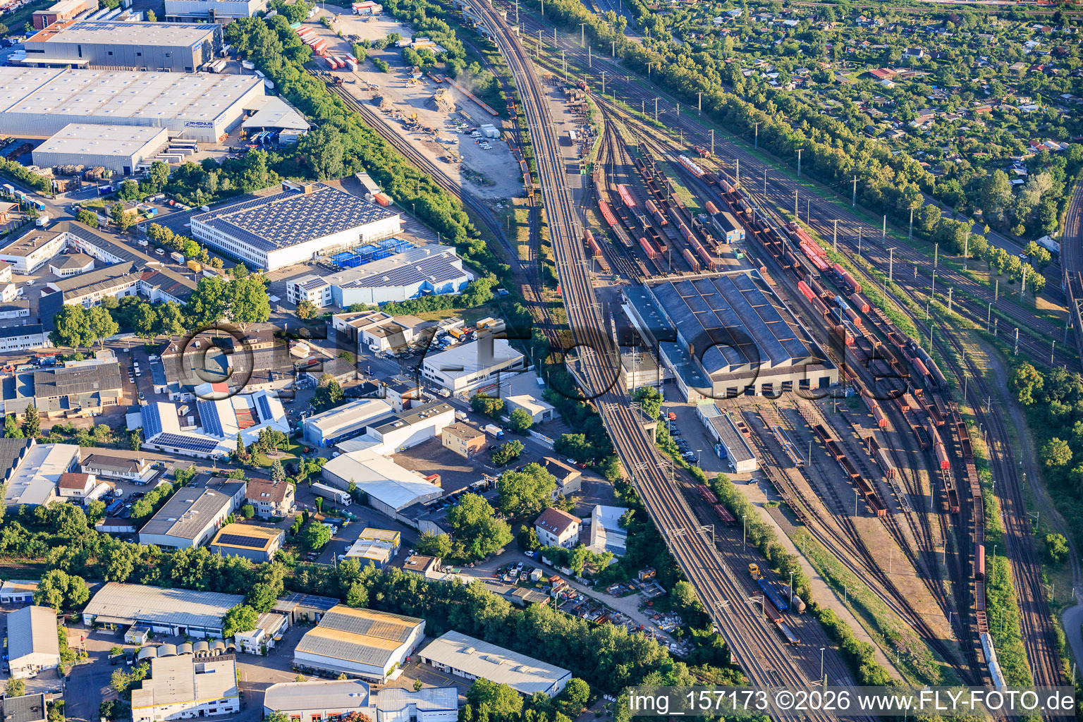 Voies et hall de la gare de marchandises de DB Cargo AG et Rhenus à le quartier Neckarau in Mannheim dans le département Bade-Wurtemberg, Allemagne