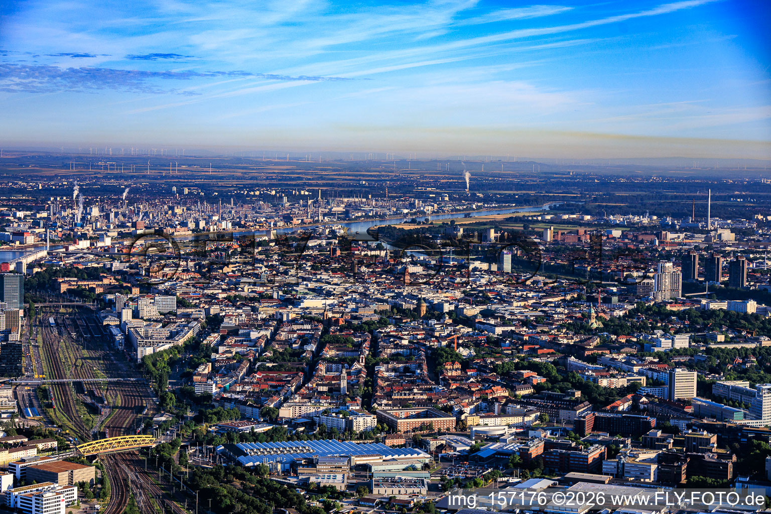 Vue d'ensemble de la ville depuis le sud-est, depuis le pont jaune du Neckarau qui enjambe les voies ferrées jusqu'à l'usine BASF de l'autre côté du Rhin. à le quartier Innenstadt in Mannheim dans le département Bade-Wurtemberg, Allemagne