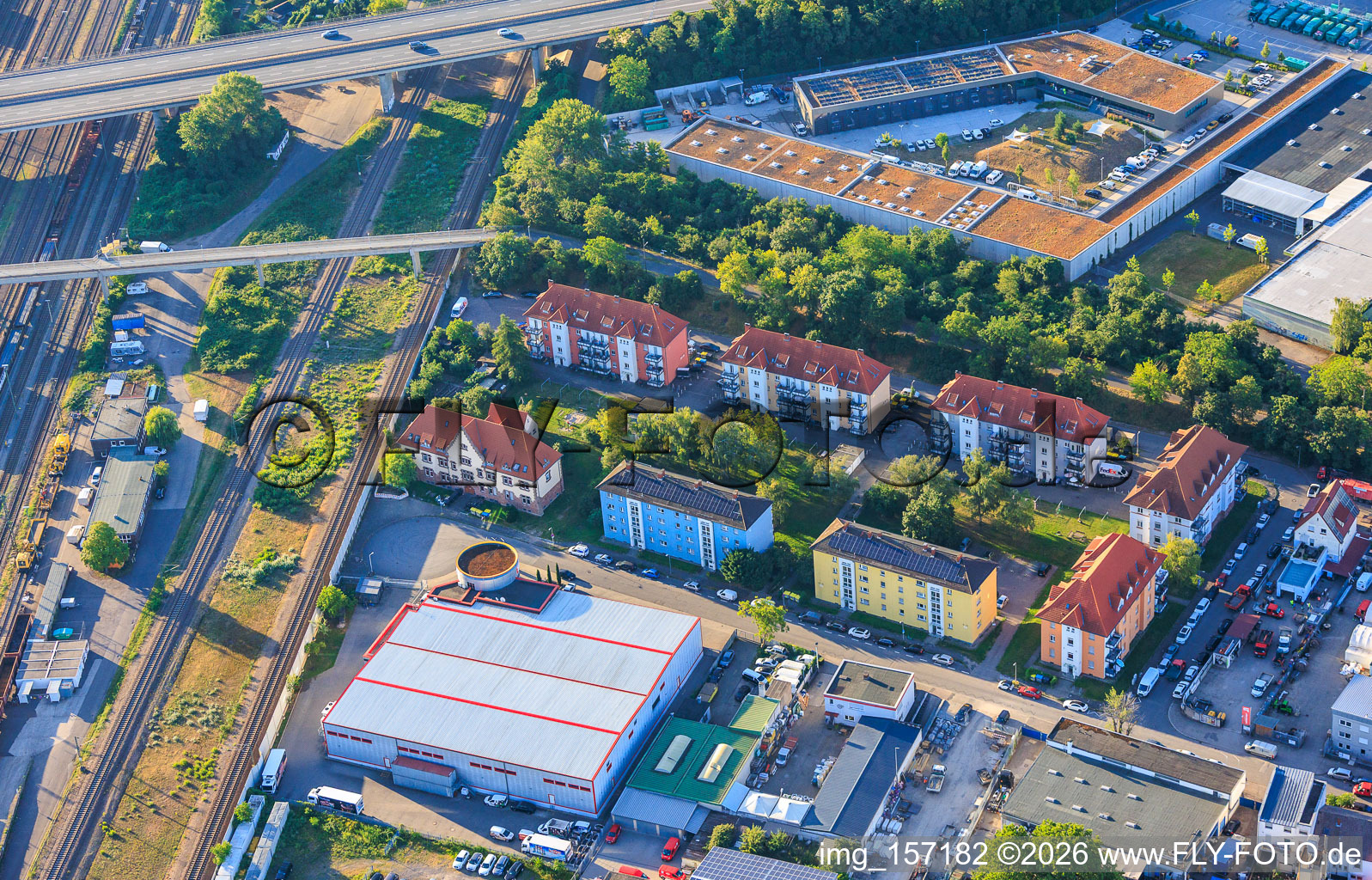 Développements résidentiels et Pepperl+Fuchs Vertrieb Deutschland GmbH à Franz-Grashof-Straße depuis l'ouest à le quartier Neckarau in Mannheim dans le département Bade-Wurtemberg, Allemagne