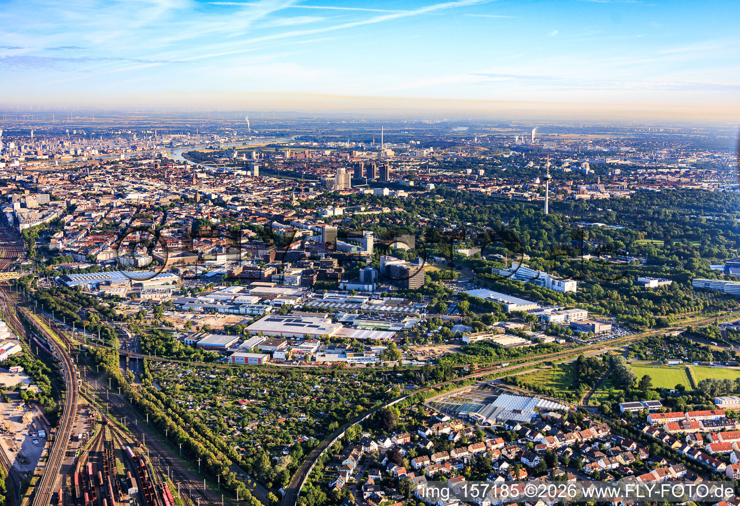 Parc industriel de Fahrlach depuis le sud-est à le quartier Schwetzingerstadt in Mannheim dans le département Bade-Wurtemberg, Allemagne