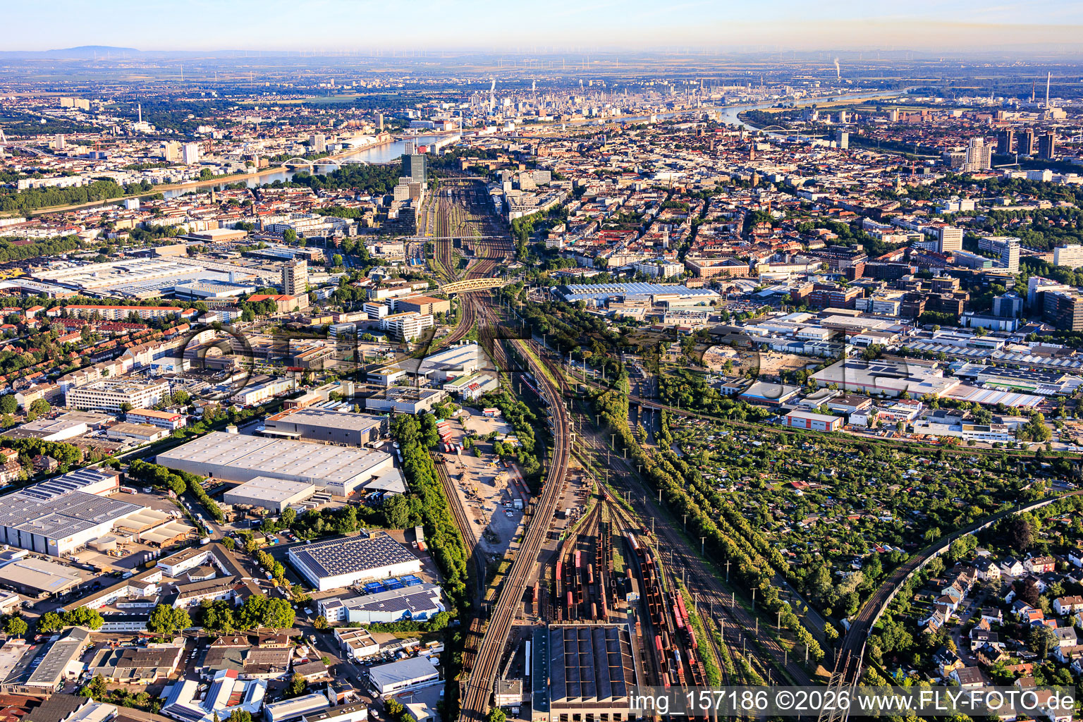 Vue de la ville depuis le sud-est, de part et d'autre des voies ferrées menant au Rhin. à le quartier Lindenhof in Mannheim dans le département Bade-Wurtemberg, Allemagne