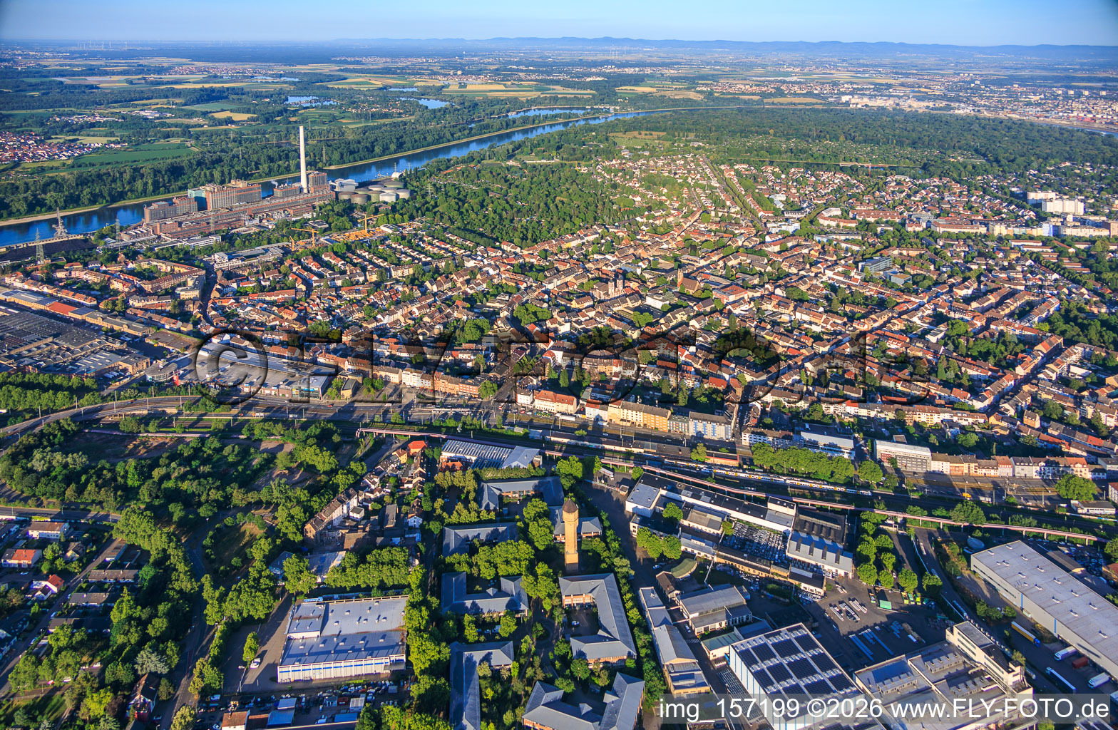 Vue d'ensemble du quartier nord, de la Neckarauer Straße au parc forestier du Rhin. à le quartier Neckarau in Mannheim dans le département Bade-Wurtemberg, Allemagne