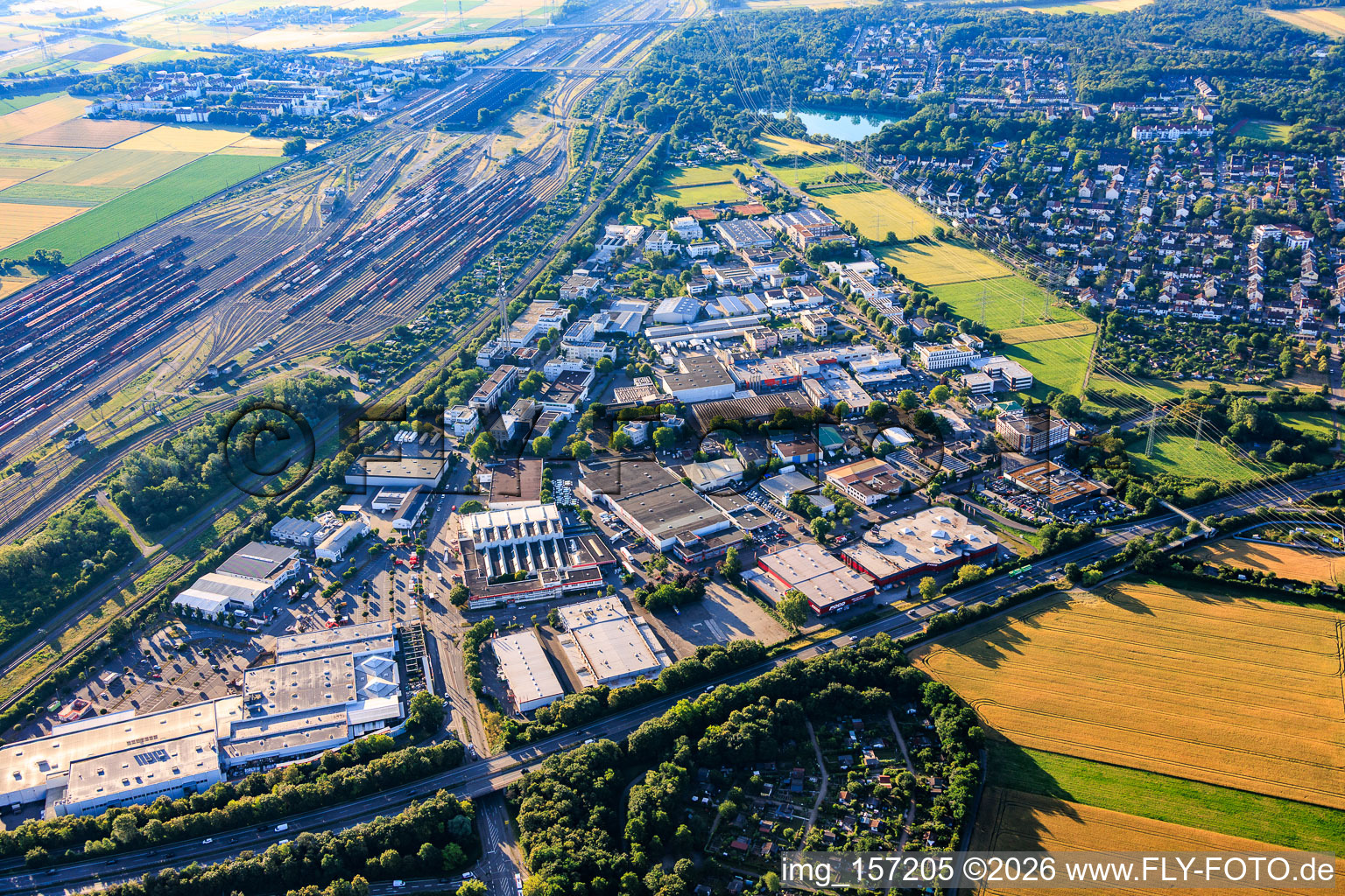 Parc industriel Mallaustr. avec BAUHAUS Mannheim-Mallau depuis l'ouest à le quartier Rheinau in Mannheim dans le département Bade-Wurtemberg, Allemagne
