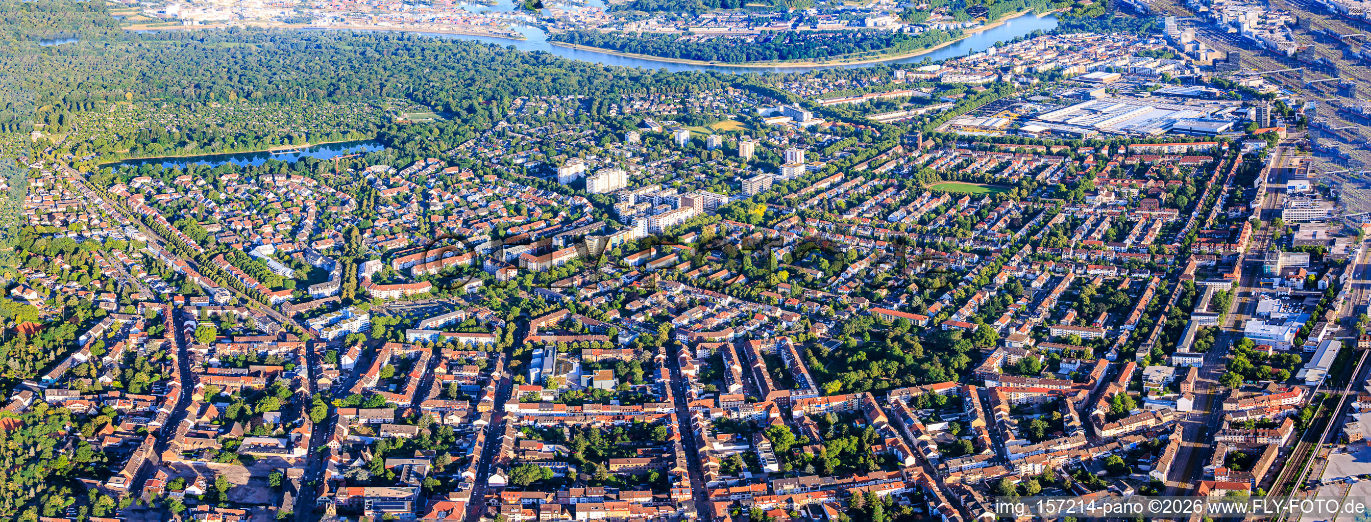 Panorama du quartier depuis l'est jusqu'à l'étang de Stollenwörthweiher et l'île du parc de l'autre côté du Rhin. à le quartier Almenhof in Mannheim dans le département Bade-Wurtemberg, Allemagne
