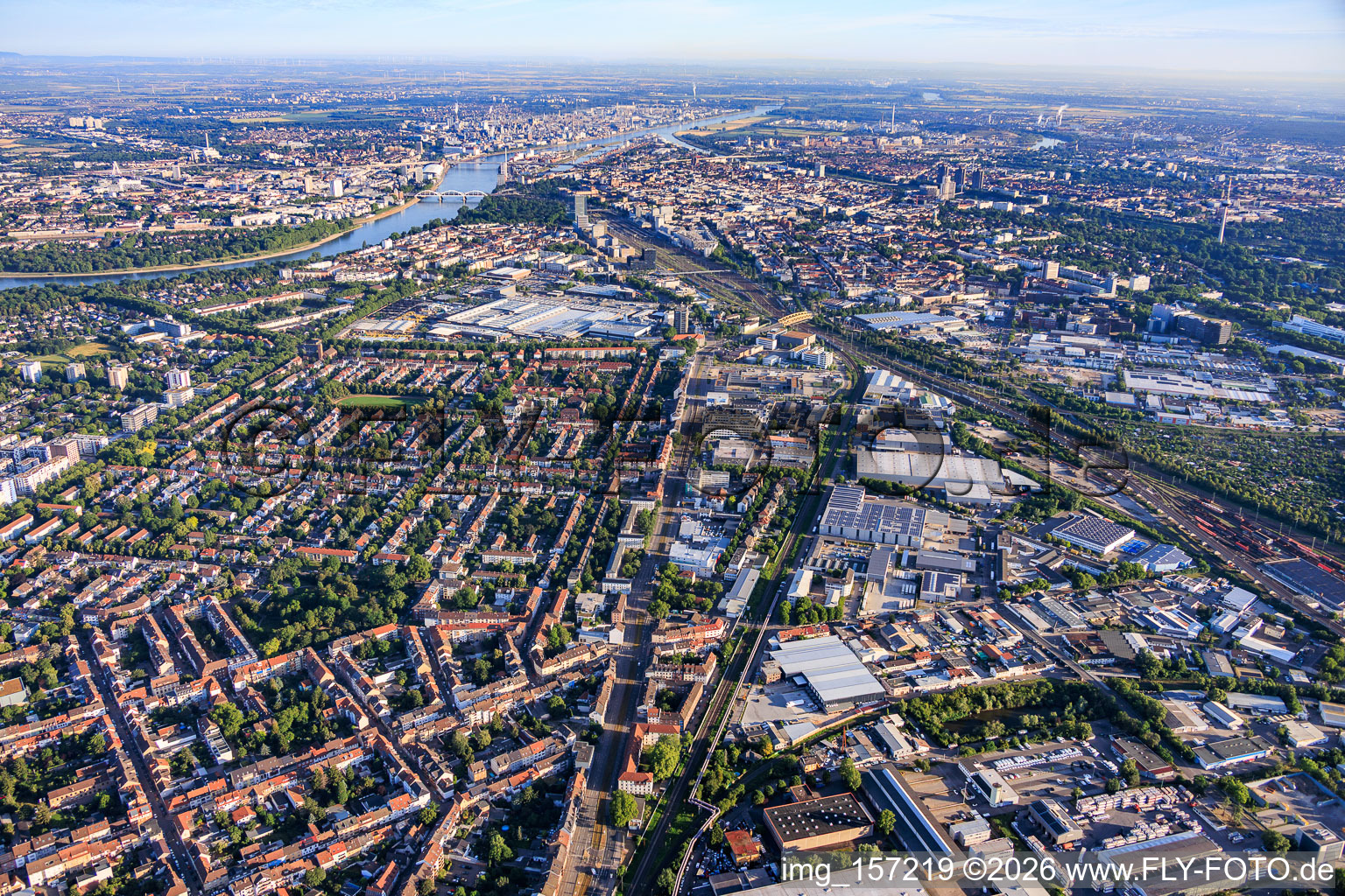 Vue d'ensemble des quartiers de la ville, du sud-est jusqu'aux rives du Rhin à Lindenhof. à le quartier Almenhof in Mannheim dans le département Bade-Wurtemberg, Allemagne