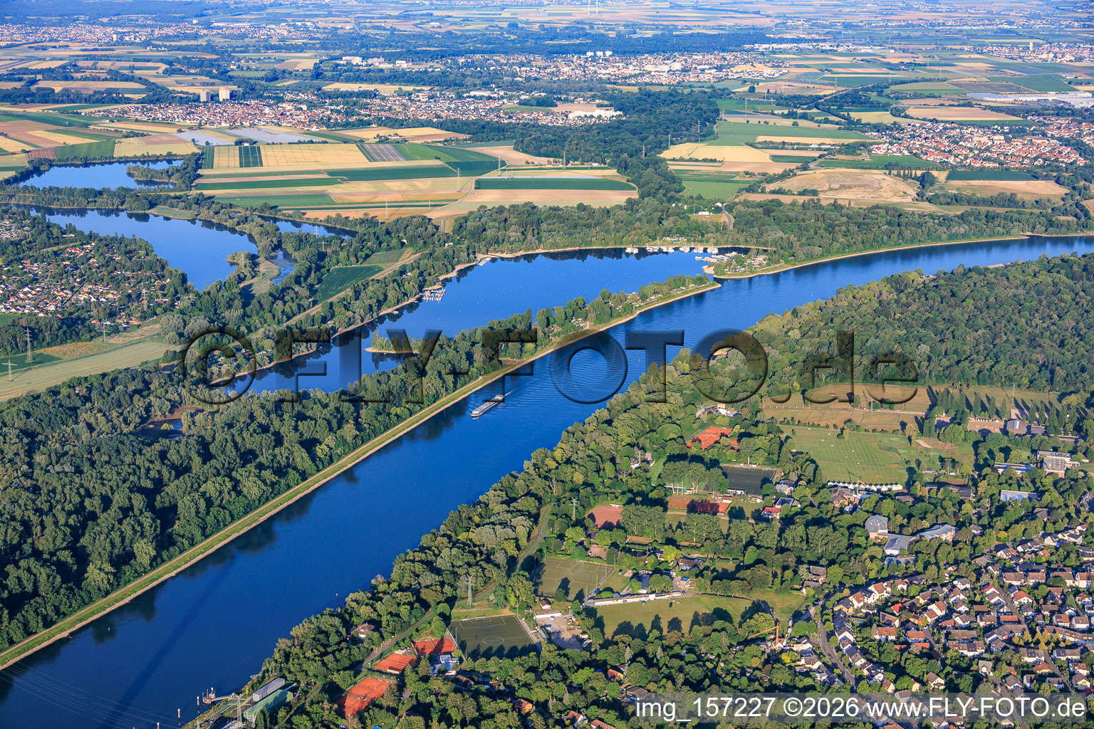 Kiefweiher/Kiefscher Weiher sur le Rhin à le quartier Rheingönheim in Ludwigshafen dans le département Rhénanie-Palatinat, Allemagne