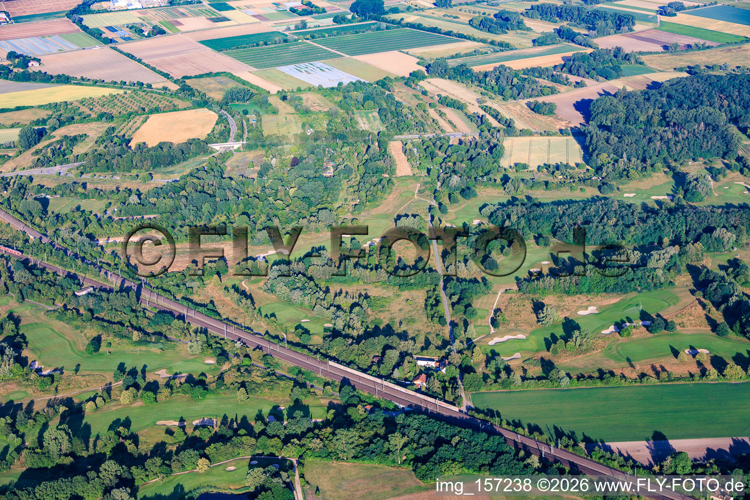 Terrain de golf du Kurpfalz Golf Park à l'ouest de la voie ferrée à Schifferstadt dans le département Rhénanie-Palatinat, Allemagne