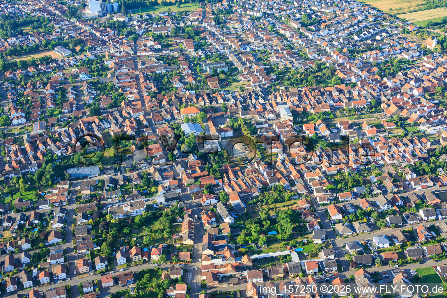 Vue d'ensemble de la ville depuis le nord à le quartier Iggelheim in Böhl-Iggelheim dans le département Rhénanie-Palatinat, Allemagne