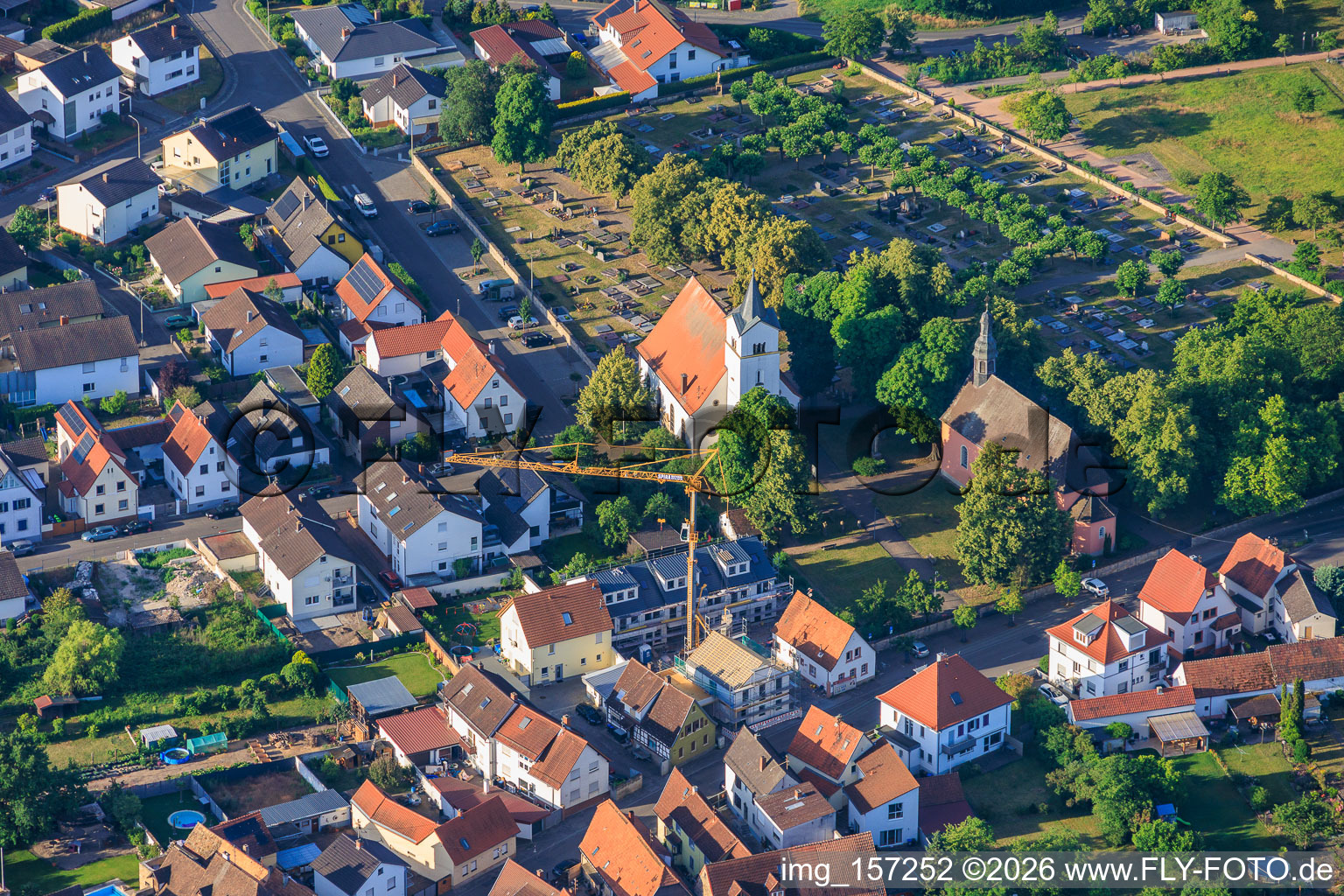 Cimetière avec 2 églises à le quartier Iggelheim in Böhl-Iggelheim dans le département Rhénanie-Palatinat, Allemagne