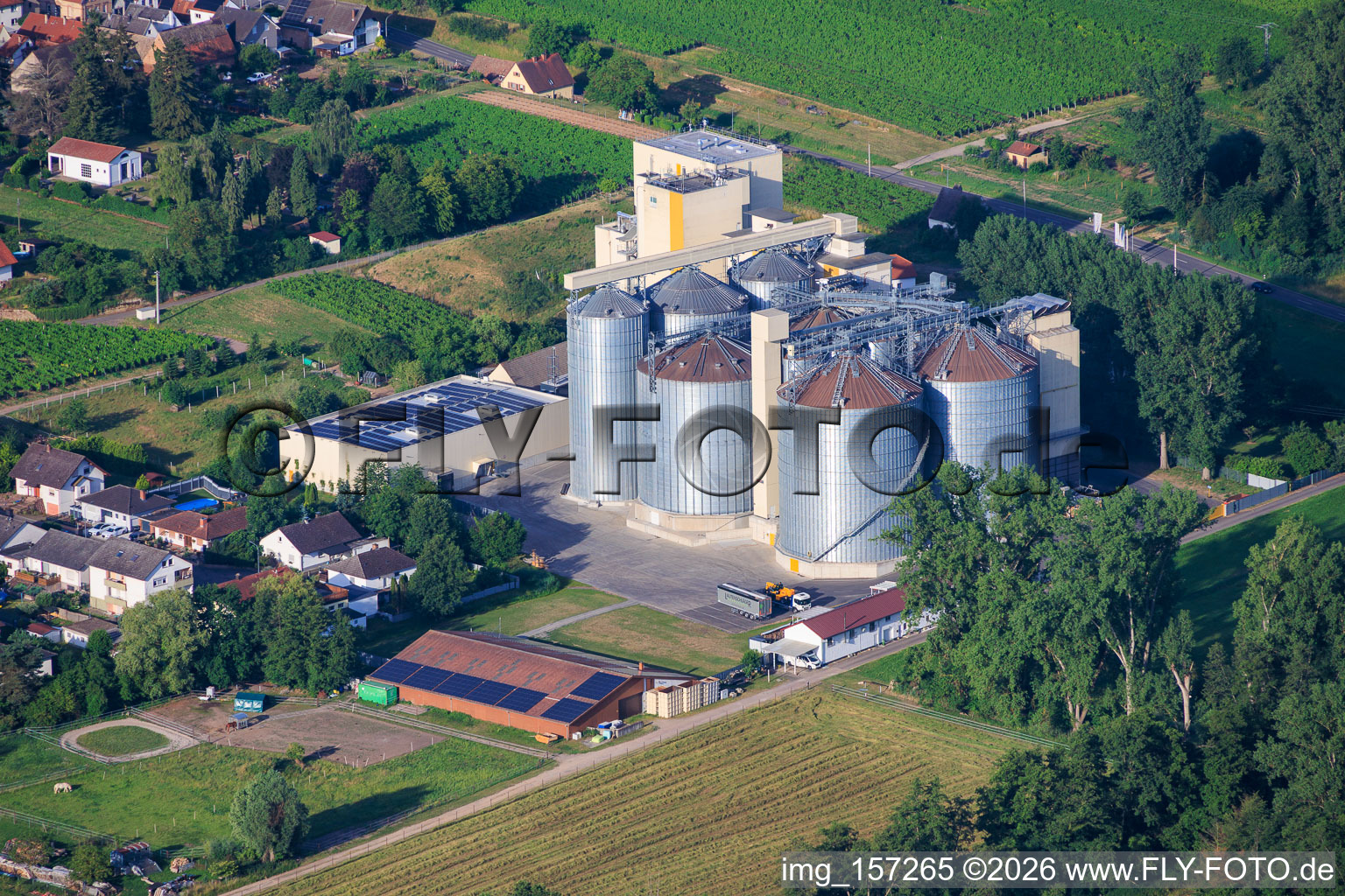 Silos et bâtiments de production de l'usine Cornexo GmbH du nord-est à Freimersheim dans le département Rhénanie-Palatinat, Allemagne