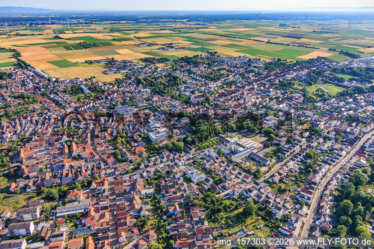 Vue d'ensemble de la ville depuis le sud-ouest à Herxheim bei Landau dans le département Rhénanie-Palatinat, Allemagne