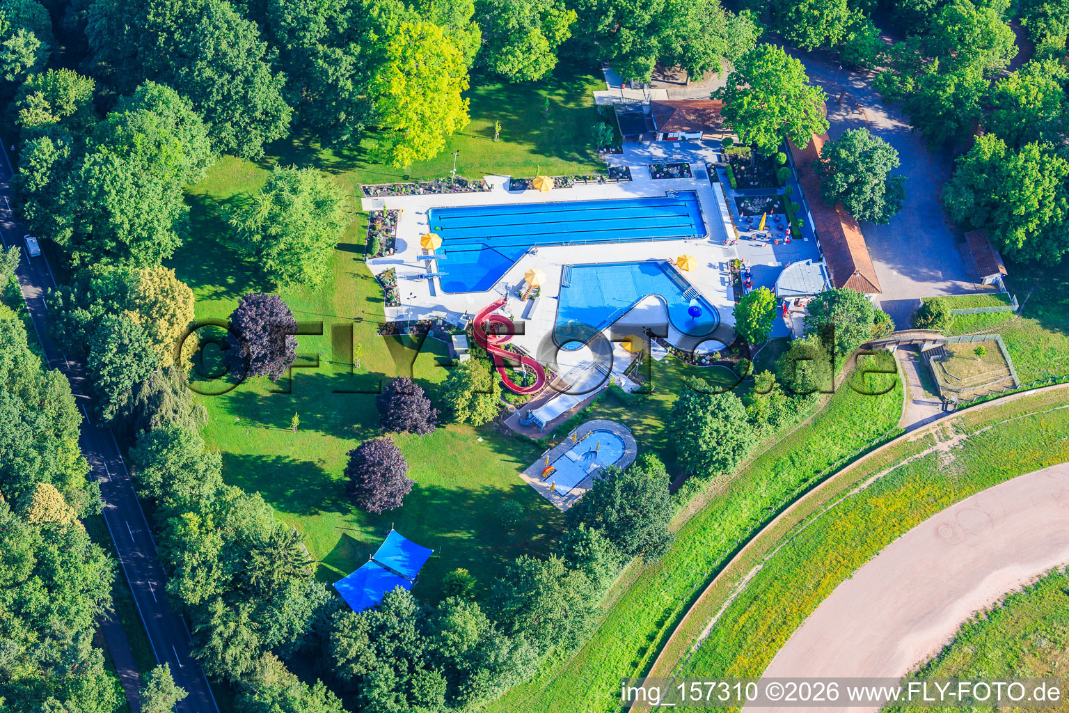Piscine extérieure de la forêt d'Herxheim à Herxheim bei Landau dans le département Rhénanie-Palatinat, Allemagne