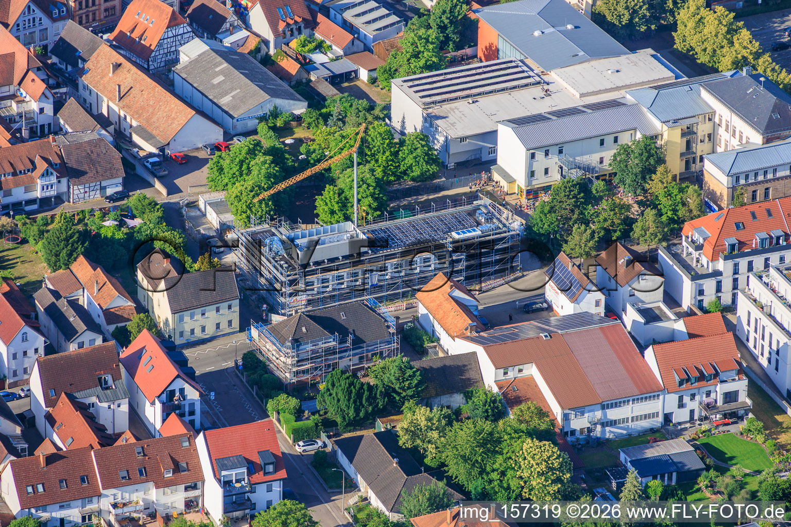 Chantier de construction du nouveau bâtiment de la cafétéria de l'école primaire Ludwig-Riedinger, commandé par la commune de Kandel. Architectes : zwo/elf PartmbB. Travaux de terrassement : Gaudier Erd- und Rückbau GmbH. Travaux de fenêtres : Trumpf Metallbau GmbH. Architecture paysagère : Bauer.Landschaftsarchitekten. Travaux de construction : Bender+Urich GmbH & Co.KG. Ingénierie structurelle : Ingenieurbüro Sikora. Travaux de façade : AS-Fassaden GmbH. Construction du gros œuvre : Wünschel BAU GmbH. Travaux électriques : Wieland & Schultz GmbH. Ministère de l'Éducation, des Sciences, de la Formation continue et de la Culture de Rhénanie-Palatinat à Kandel dans le département Rhénanie-Palatinat, Allemagne