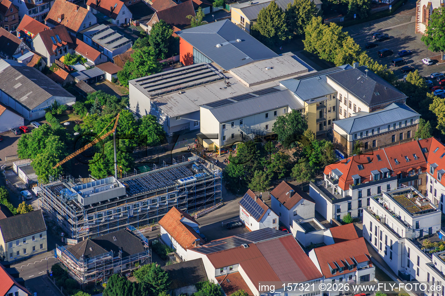 Chantier de construction du nouveau bâtiment de la cafétéria de l'école primaire Ludwig-Riedinger, commandé par la commune de Kandel. Architectes : zwo/elf PartmbB. Travaux de terrassement : Gaudier Erd- und Rückbau GmbH. Travaux de fenêtres : Trumpf Metallbau GmbH. Architecture paysagère : Bauer.Landschaftsarchitekten. Travaux de construction : Bender+Urich GmbH & Co.KG. Ingénierie structurelle : Ingenieurbüro Sikora. Travaux de façade : AS-Fassaden GmbH. Construction du gros œuvre : Wünschel BAU GmbH. Travaux électriques : Wieland & Schultz GmbH. Ministère de l'Éducation, des Sciences, de la Formation continue et de la Culture de Rhénanie-Palatinat à Kandel dans le département Rhénanie-Palatinat, Allemagne