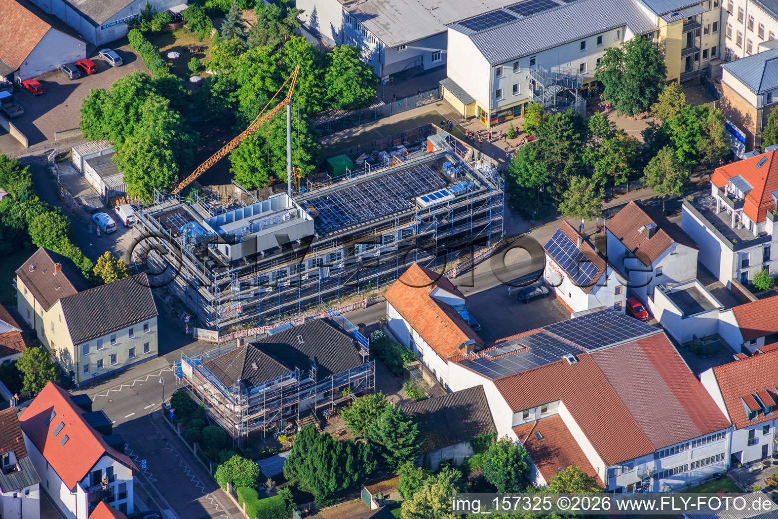 Chantier de construction du nouveau bâtiment de la cafétéria de l'école primaire Ludwig-Riedinger, commandé par la commune de Kandel. Architectes : zwo/elf PartmbB. Travaux de terrassement : Gaudier Erd- und Rückbau GmbH. Travaux de fenêtres : Trumpf Metallbau GmbH. Architecture paysagère : Bauer.Landschaftsarchitekten. Travaux de construction : Bender+Urich GmbH & Co.KG. Ingénierie structurelle : Ingenieurbüro Sikora. Travaux de façade : AS-Fassaden GmbH. Construction du gros œuvre : Wünschel BAU GmbH. Travaux électriques : Wieland & Schultz GmbH. Ministère de l'Éducation, des Sciences, de la Formation continue et de la Culture de Rhénanie-Palatinat à Kandel dans le département Rhénanie-Palatinat, Allemagne