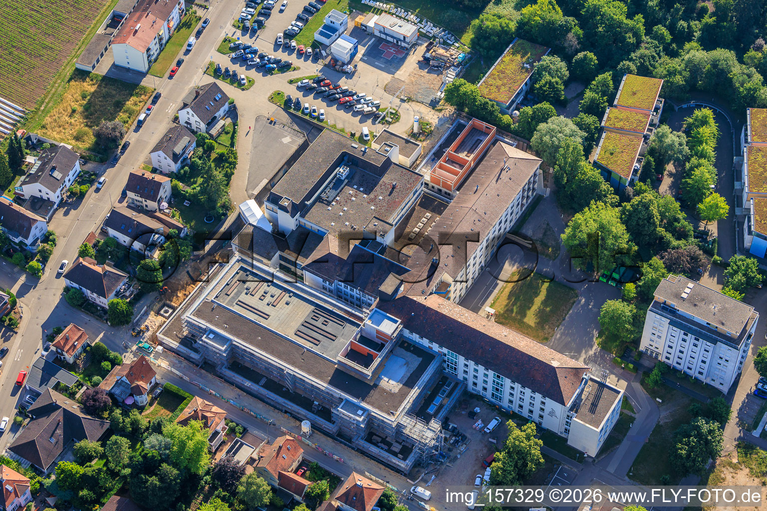 Chantier du nouveau bâtiment abritant le service des urgences, l'unité de soins intensifs et les services de diagnostic d'Asklepios Südpfalzkliniken GmbH. Maîtrise d'œuvre BPM Bau- und Projektmanagement Hart GmbH. Architecture, urbanisme et supervision du chantier: alsh sander hofrichter architekten GmbH, cabinet d'architecture et d'urbanisme. Bureau d'études Noll GmbH, Planification CVC (Chauffage, Ventilation, Plomberie, Gaz médicaux, Automatisation du bâtiment), Planification CVC (Systèmes haute et basse tension, Convoyeurs): DE-Plan GmbH & Co. KG, Ingénierie structurelle: ZPP Ingenieure AG, Architecture paysagère: hofmann_röttgen Landschaftsarchitekten BDLA, Protection incendie: Rieser-Wessel Brandschutzsachverständige & Ingenieure PartG mbB, et Physique du bâtiment / Isolation phonique et acoustique: Bureau d'études Seidel à Kandel dans le département Rhénanie-Palatinat, Allemagne