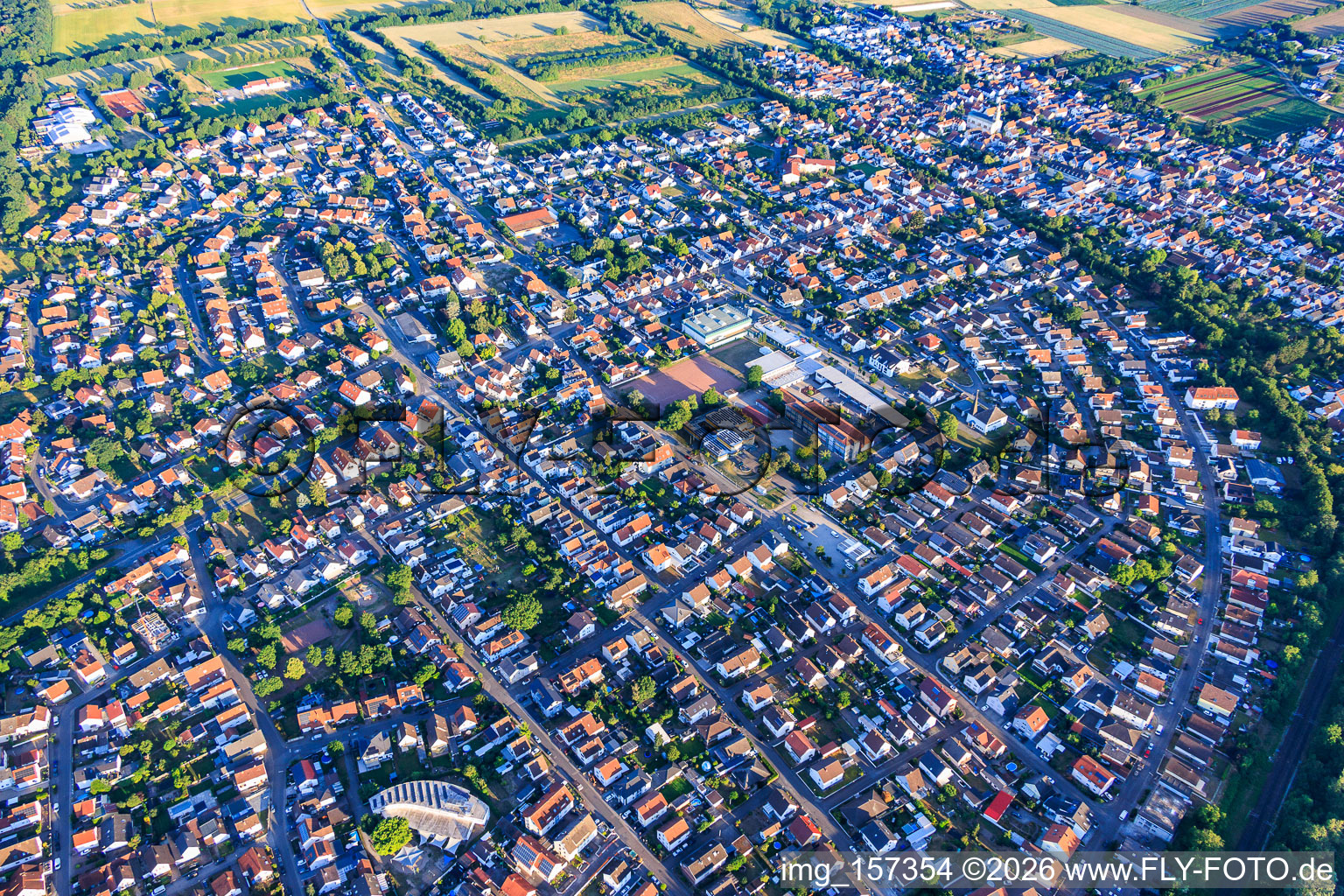 Vue d'ensemble de la ville depuis l'est à Lingenfeld dans le département Rhénanie-Palatinat, Allemagne