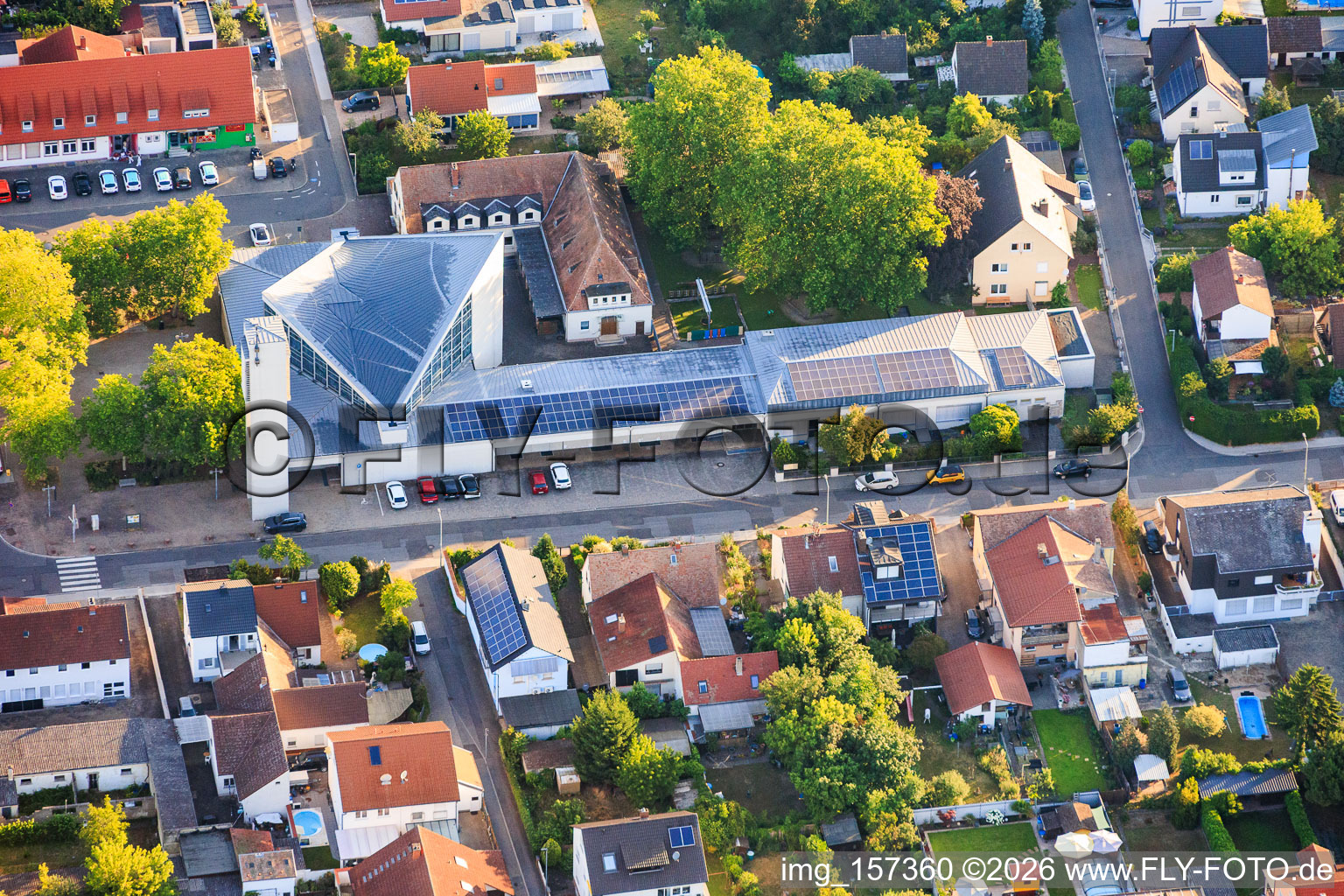 Bâtiment moderne avec toitures photovoltaïques de l'église catholique Saint-Conrad à Speyer dans le département Rhénanie-Palatinat, Allemagne