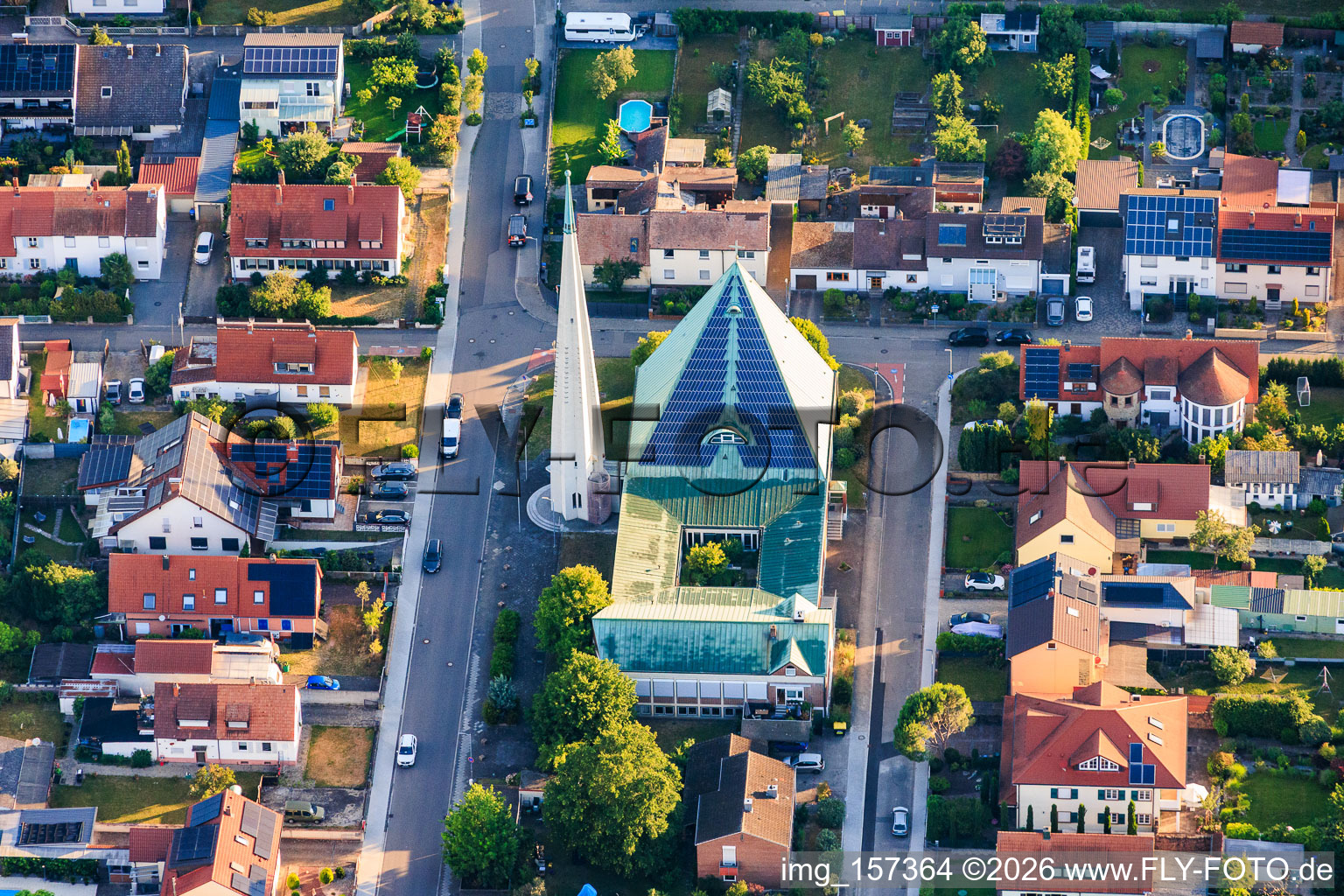 Bâtiment moderne avec toit photovoltaïque de l'église protestante Christ Church à Speyer dans le département Rhénanie-Palatinat, Allemagne