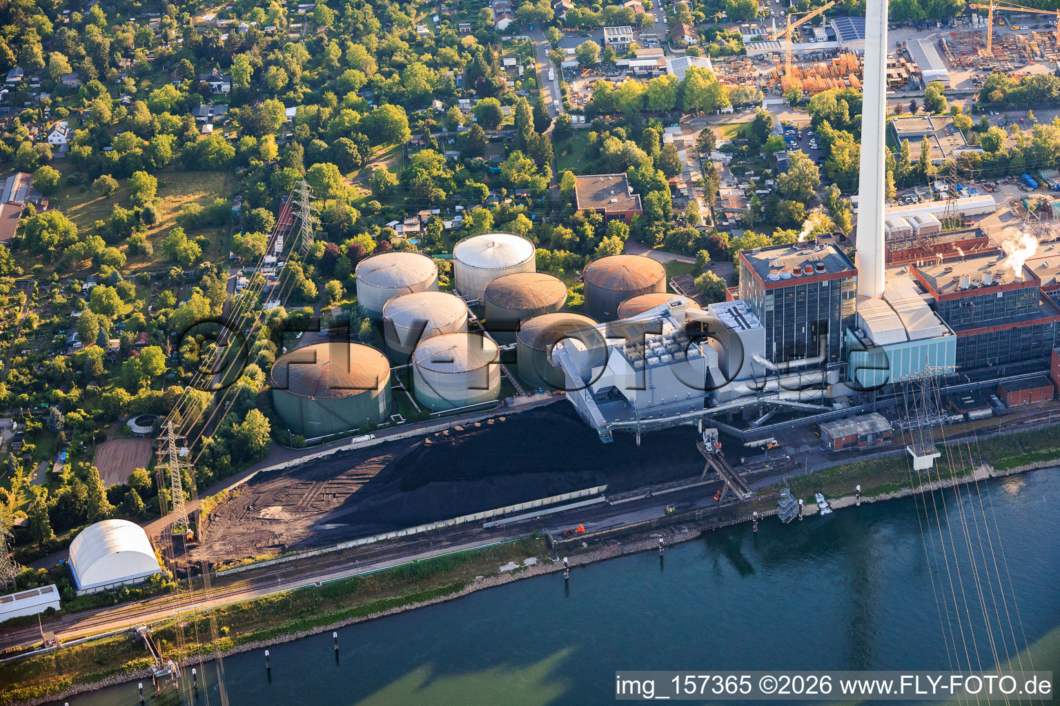 Réservoirs de pétrole et tas de charbon de la centrale électrique GKM Mannheim sur le Rhin à le quartier Neckarau in Mannheim dans le département Bade-Wurtemberg, Allemagne