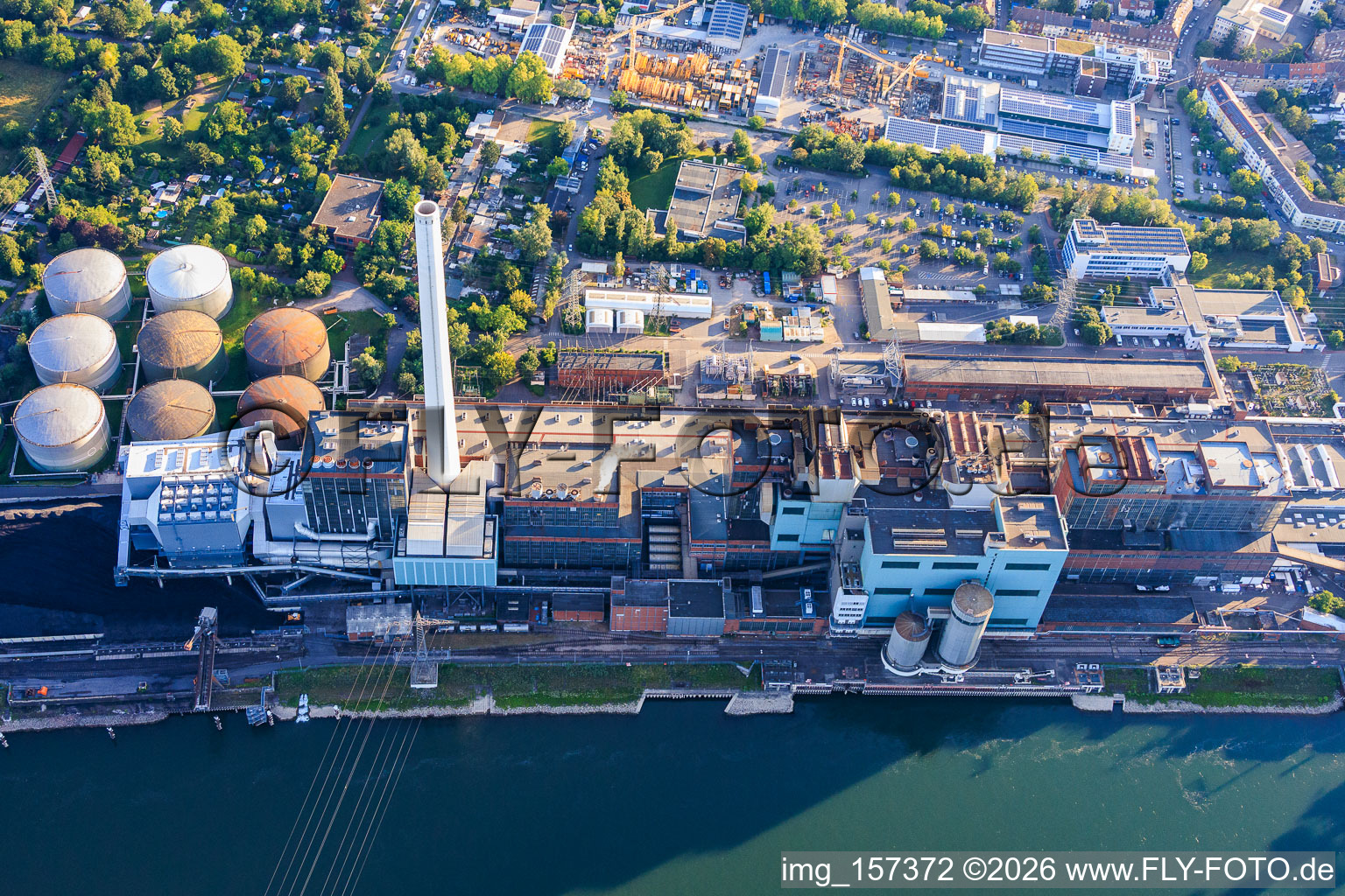 Grande centrale électrique Mannheim sur les rives du Rhin à le quartier Neckarau in Mannheim dans le département Bade-Wurtemberg, Allemagne