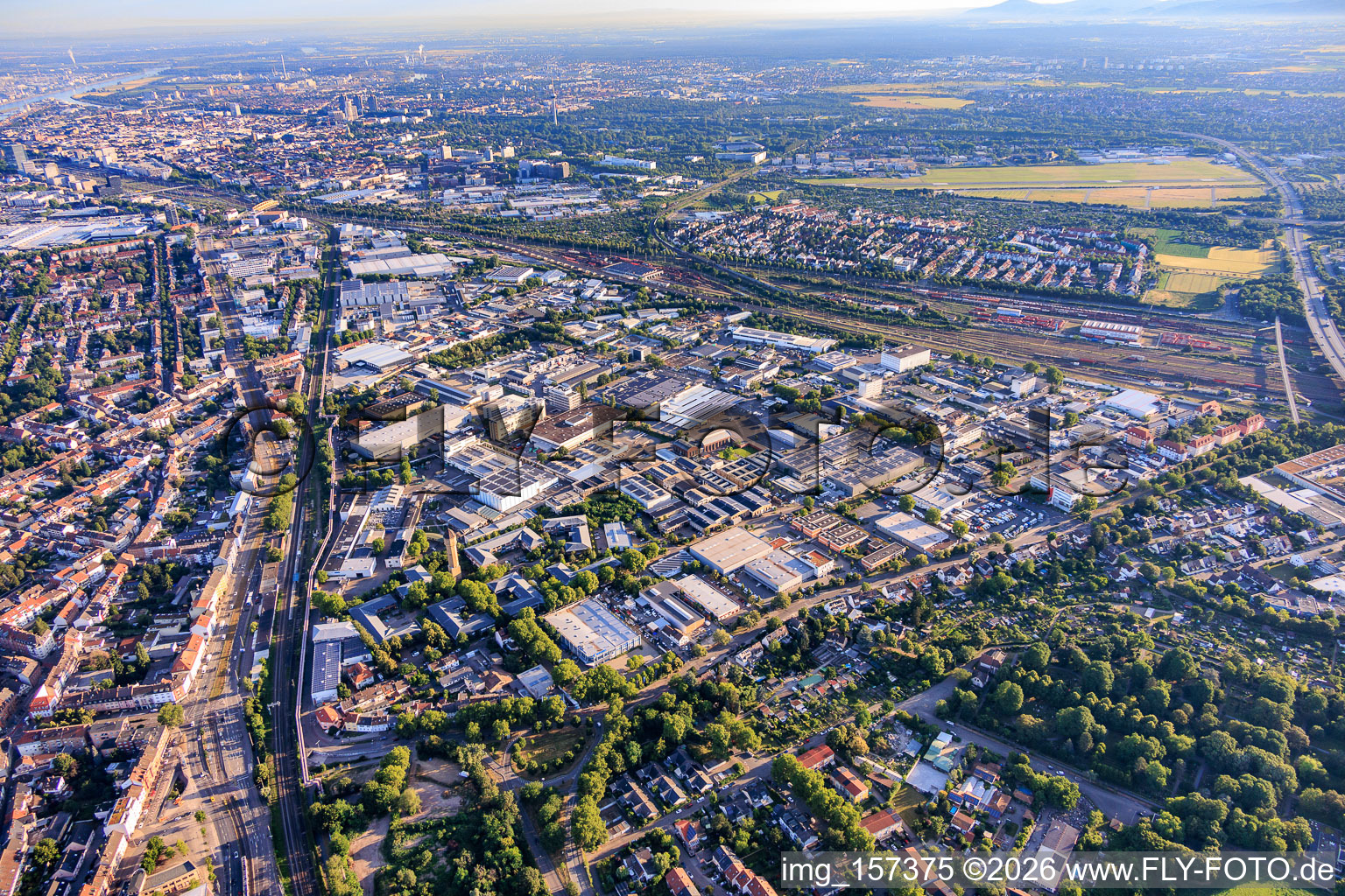 Parc industriel de Floßwörthstraße depuis le sud à le quartier Neckarau in Mannheim dans le département Bade-Wurtemberg, Allemagne