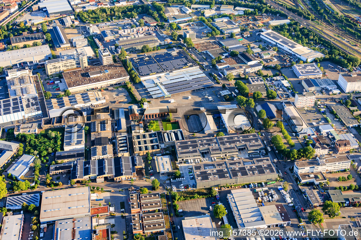 Parc industriel de Floßwörthstraße au sud-est, avec la filiale de transmed Transport GmbH, METRO Alte Schildkrötfabrik et PHOENIX Pharma SE à le quartier Neckarau in Mannheim dans le département Bade-Wurtemberg, Allemagne