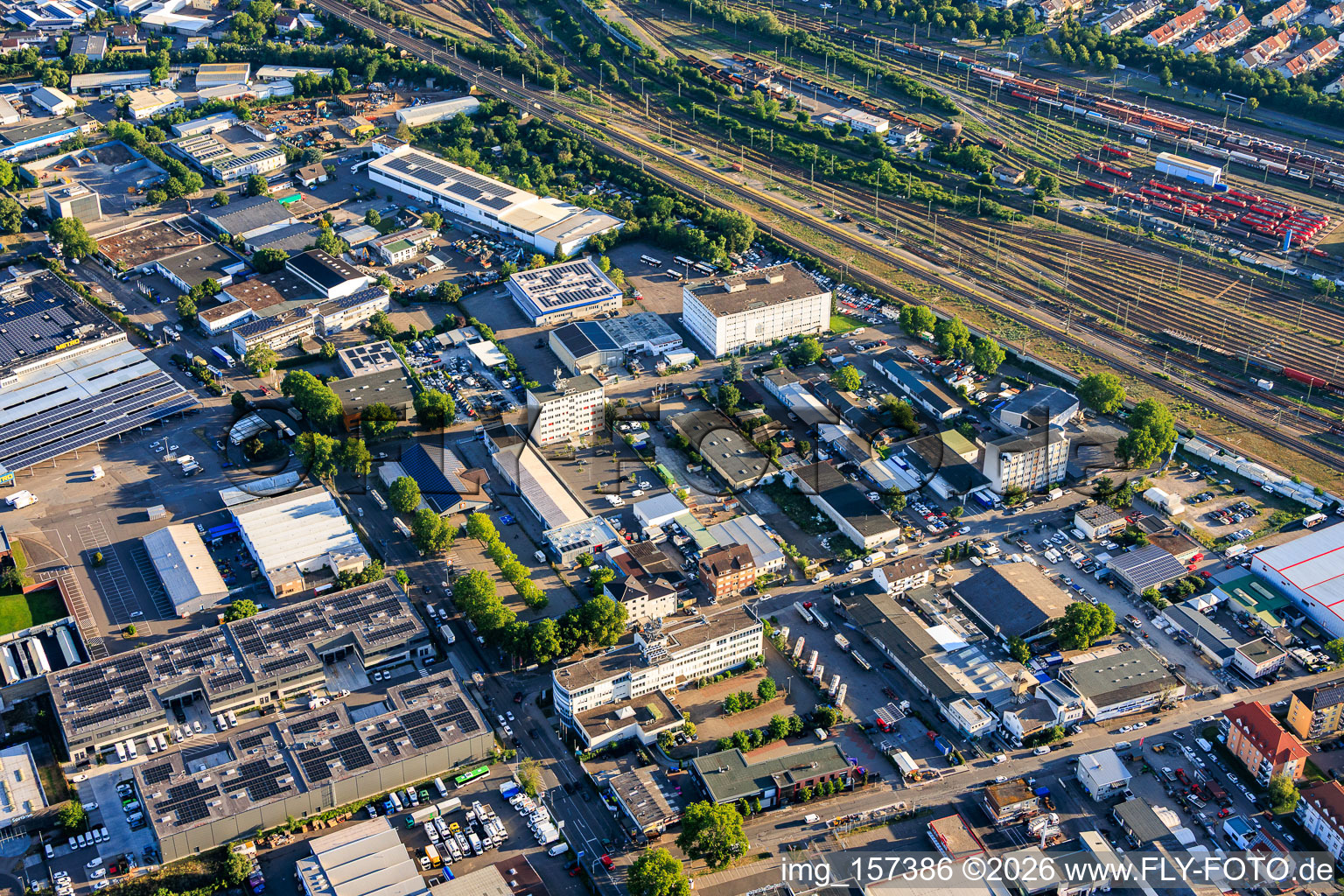 Parc industriel de Floßwörthstraße, au sud-est, avec tMKüchen vBus GmbH et häuselmann metall GmbH à le quartier Neckarau in Mannheim dans le département Bade-Wurtemberg, Allemagne