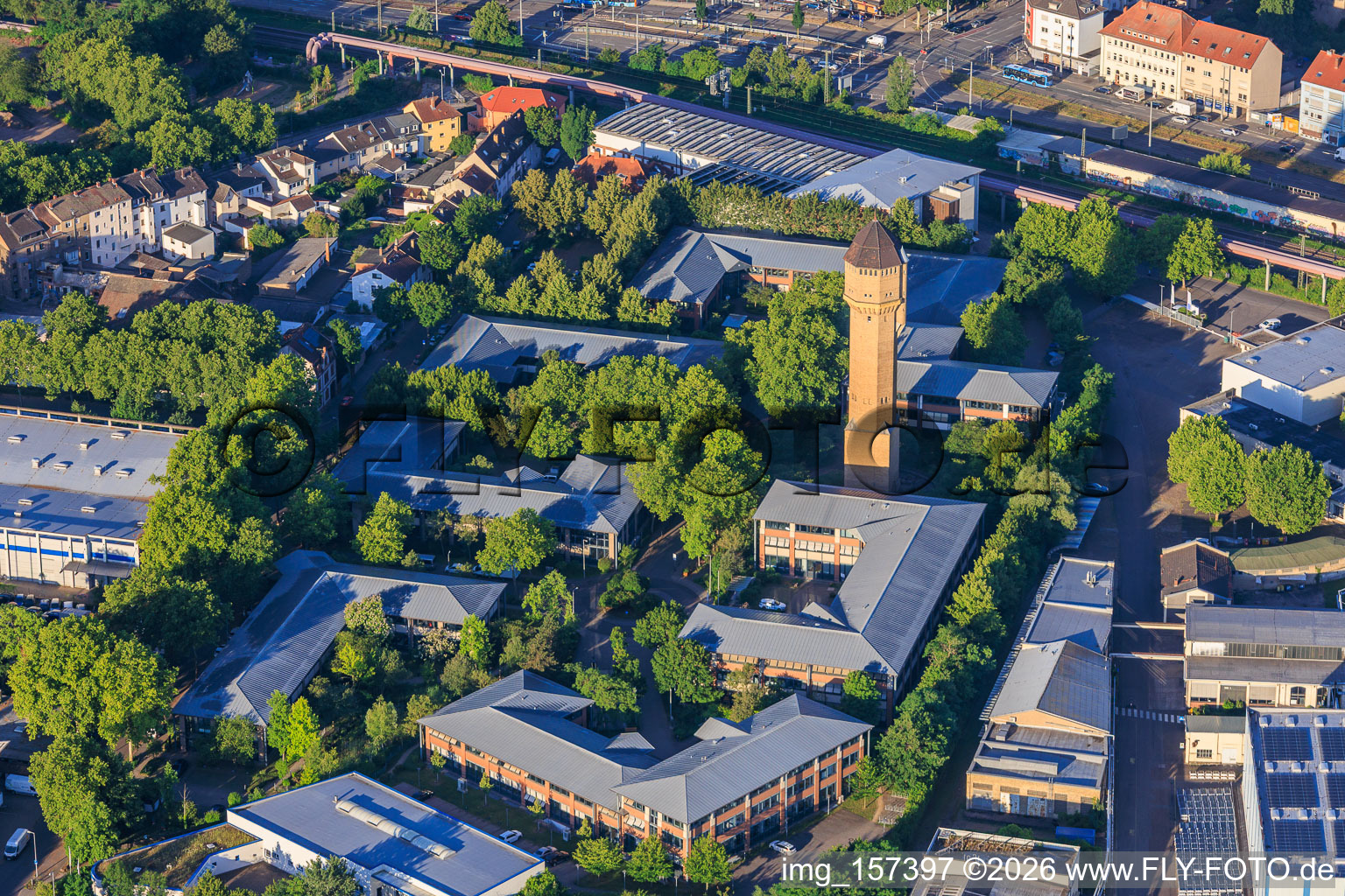 Le parc technologique Plant High-Tech Mannheim et l'école Carlo Schmid Mannheim avec le château d'eau historique, société Schildkröt à le quartier Neckarau in Mannheim dans le département Bade-Wurtemberg, Allemagne