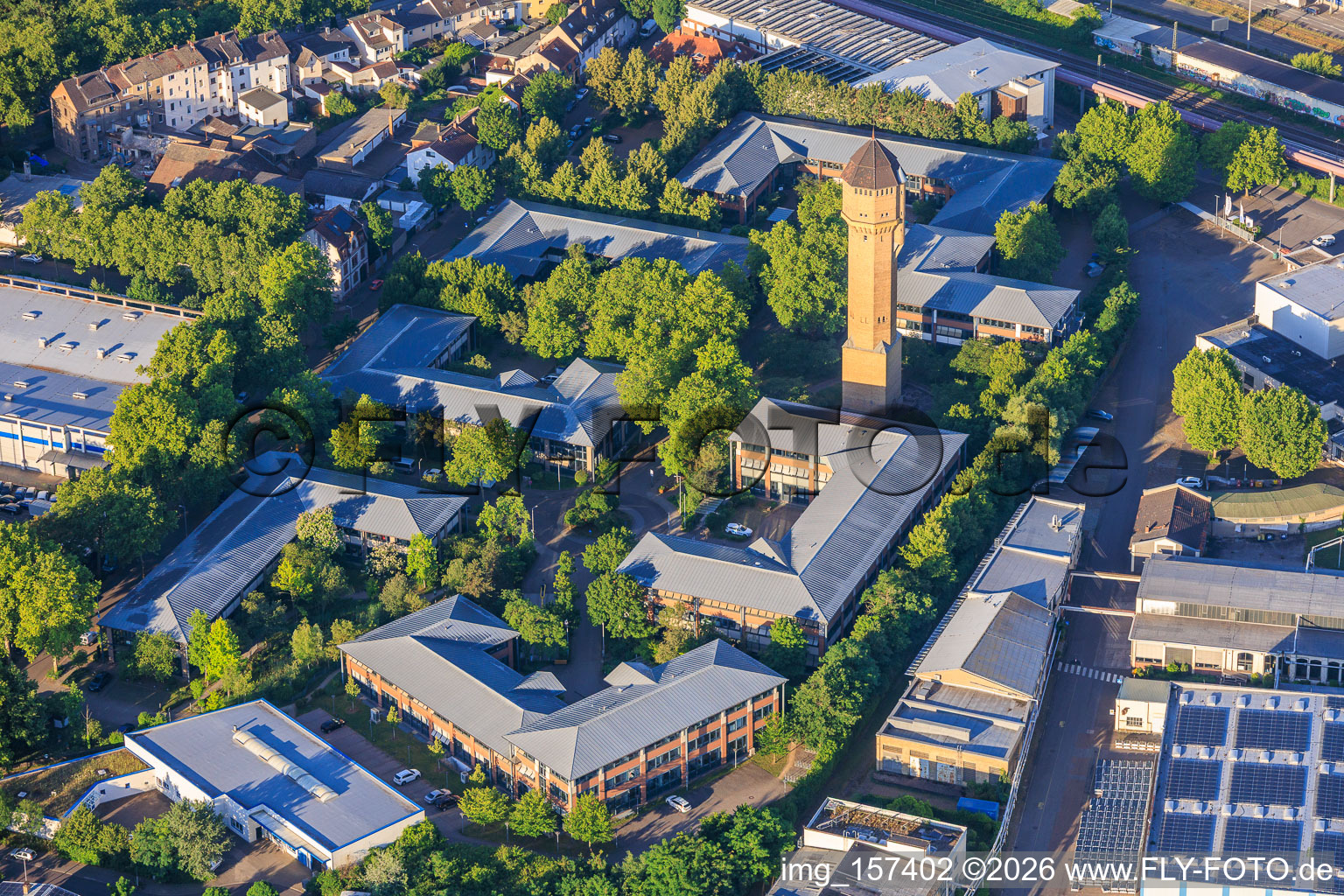 Le parc technologique Plant High-Tech Mannheim et l'école Carlo Schmid Mannheim avec le château d'eau historique, société Schildkröt à le quartier Neckarau in Mannheim dans le département Bade-Wurtemberg, Allemagne