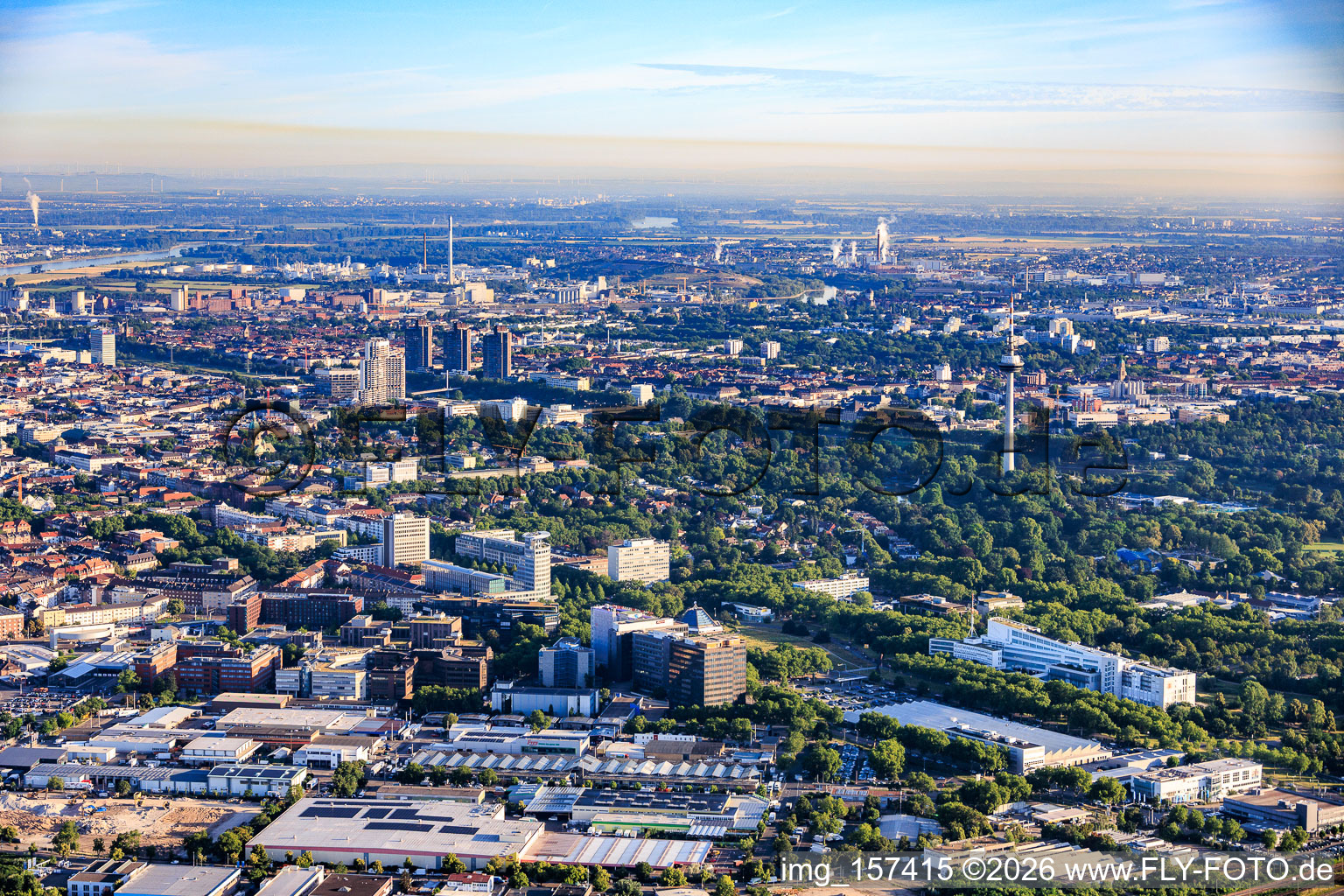 Vue de la ville depuis le sud-est, avec le parc Luisen et la tour de télécommunications à le quartier Oststadt in Mannheim dans le département Bade-Wurtemberg, Allemagne
