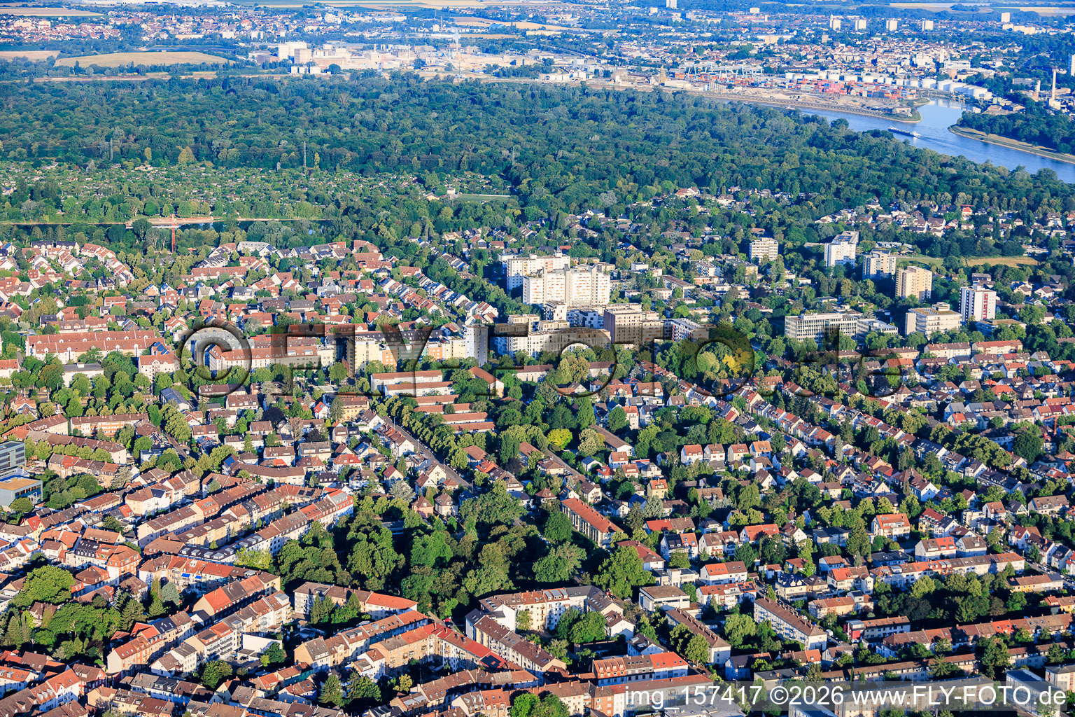 Vue d'ensemble du quartier depuis l'est, du parc August-Bebel jusqu'au parc forestier sur les rives du Rhin. à le quartier Neckarau in Mannheim dans le département Bade-Wurtemberg, Allemagne