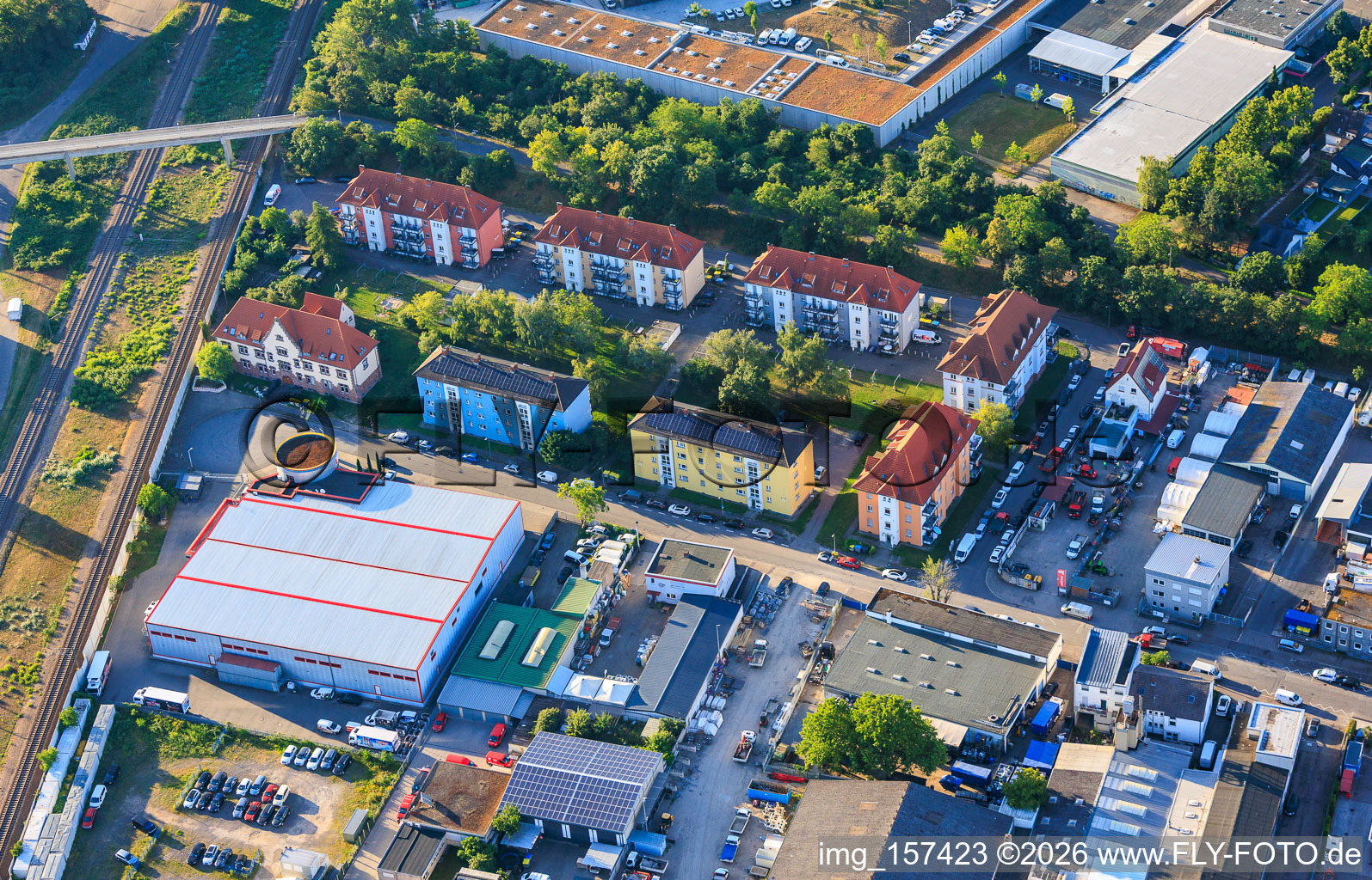 Développements résidentiels et Pepperl+Fuchs Vertrieb Deutschland GmbH à Franz-Grashof-Straße depuis l'ouest à le quartier Neckarau in Mannheim dans le département Bade-Wurtemberg, Allemagne