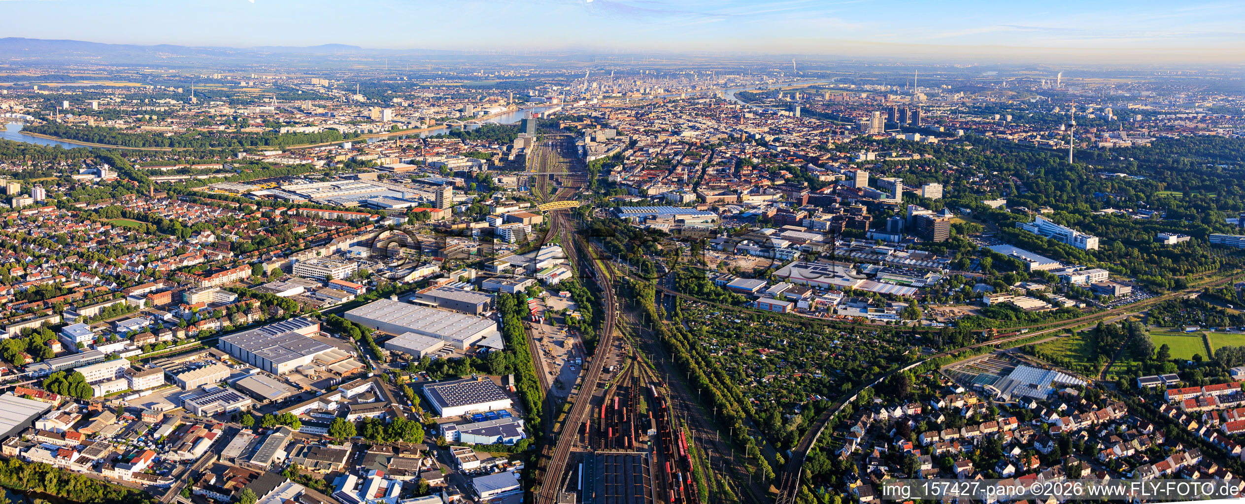Vue du quartier depuis l'est, de part et d'autre des voies ferrées jusqu'au Rhin, avec Rhenus Automotive et John Deere GmbH & Co KG au premier plan, parc industriel de Fahrlach. à le quartier Almenhof in Mannheim dans le département Bade-Wurtemberg, Allemagne