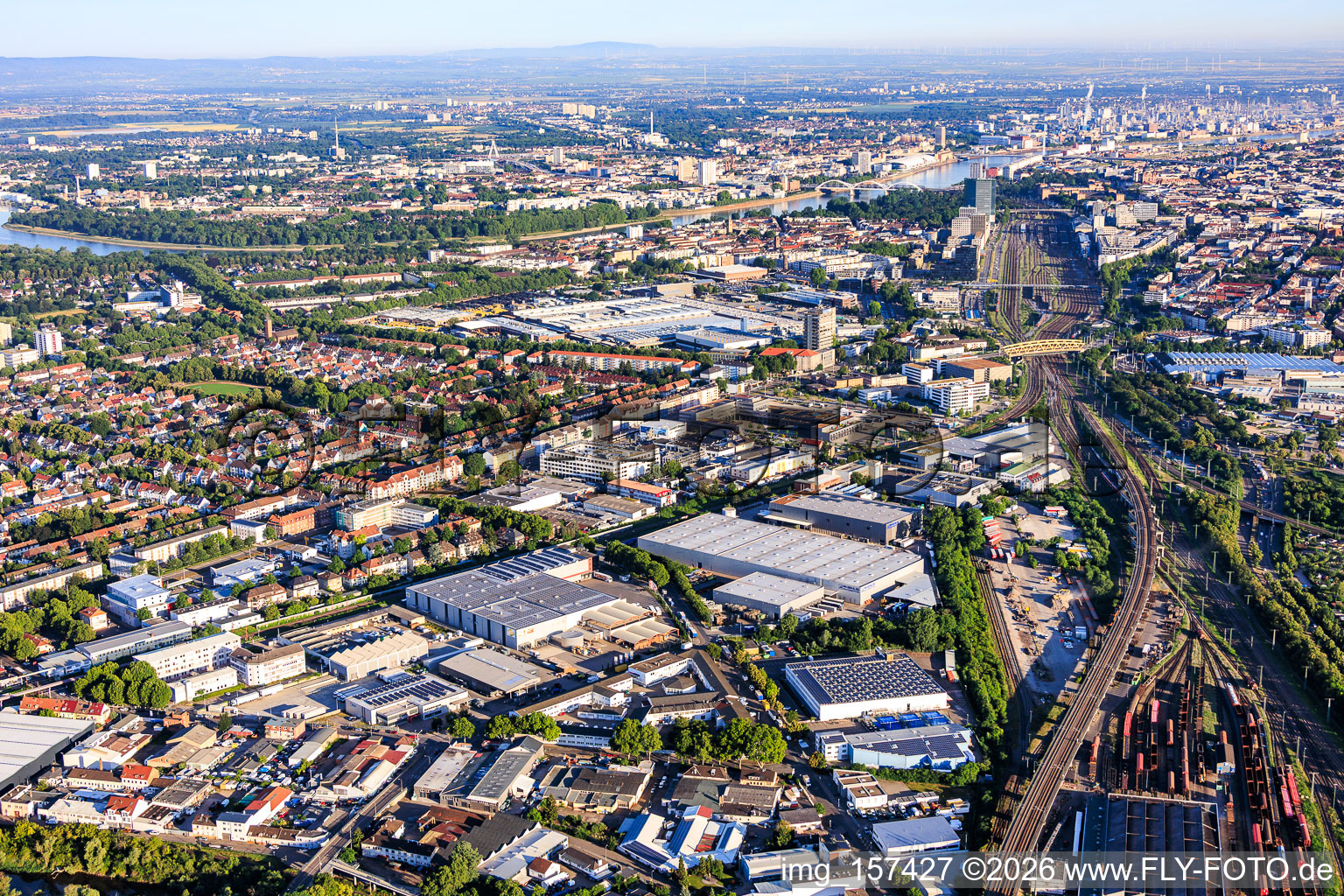 Vue du quartier depuis l'est, des voies ferrées jusqu'au Rhin, avec Rhenus Automotive et John Deere GmbH & Co KG. à le quartier Almenhof in Mannheim dans le département Bade-Wurtemberg, Allemagne