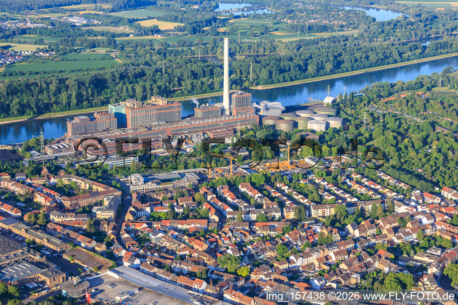 Ancienne grande centrale électrique Mannheim sur la rive nord du Rhin à le quartier Neckarau in Mannheim dans le département Bade-Wurtemberg, Allemagne