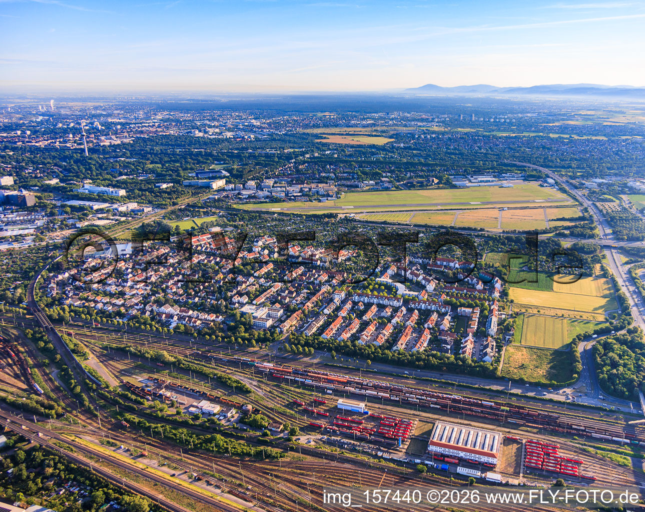 Vue de la ville depuis le sud entre la gare de triage et l'aéroport de la ville Mannheim à le quartier Neuhermsheim in Mannheim dans le département Bade-Wurtemberg, Allemagne