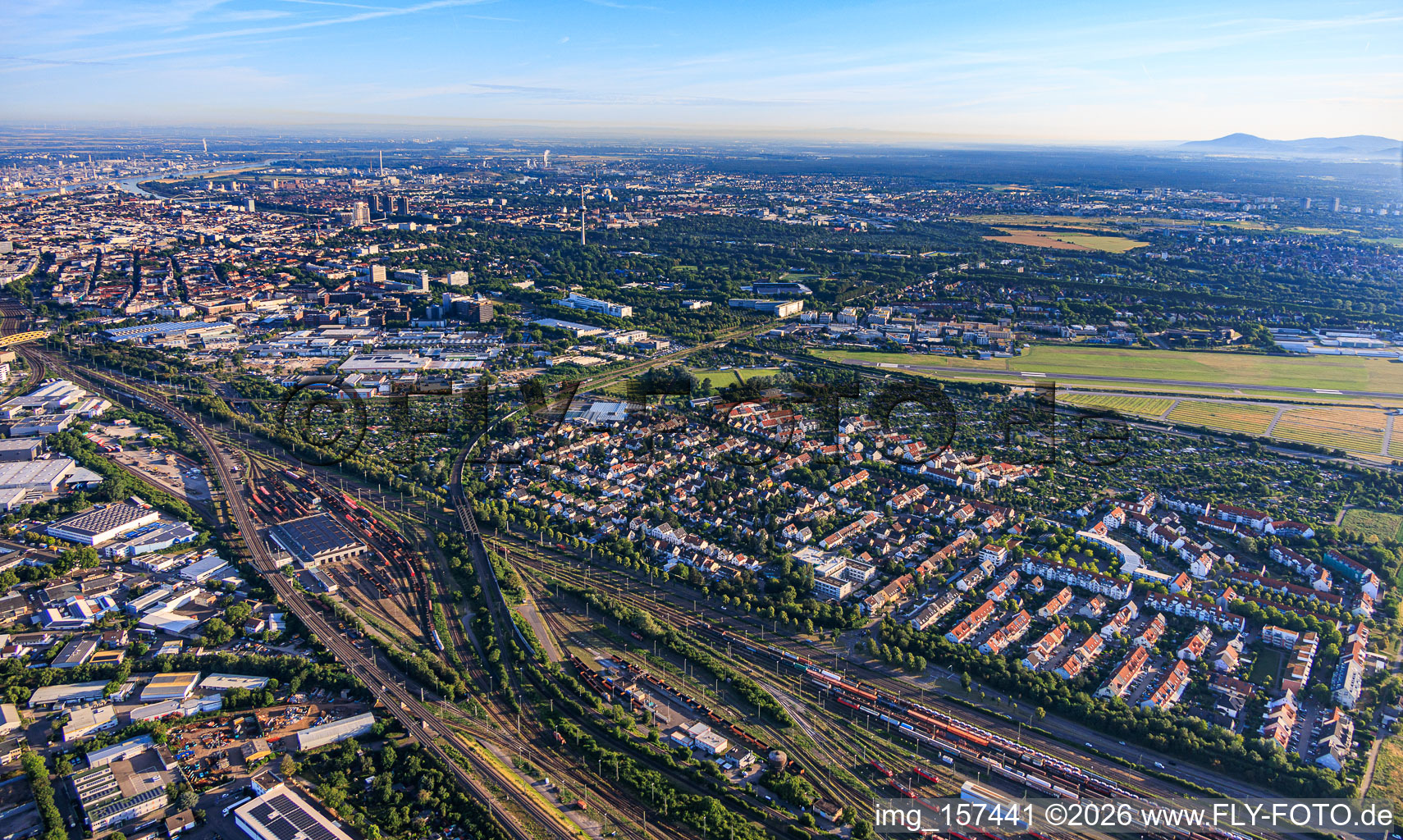 Vue de la ville depuis le sud-est, entre la gare de triage, l'aéroport de Mannheim et... à le quartier Oststadt in Mannheim dans le département Bade-Wurtemberg, Allemagne