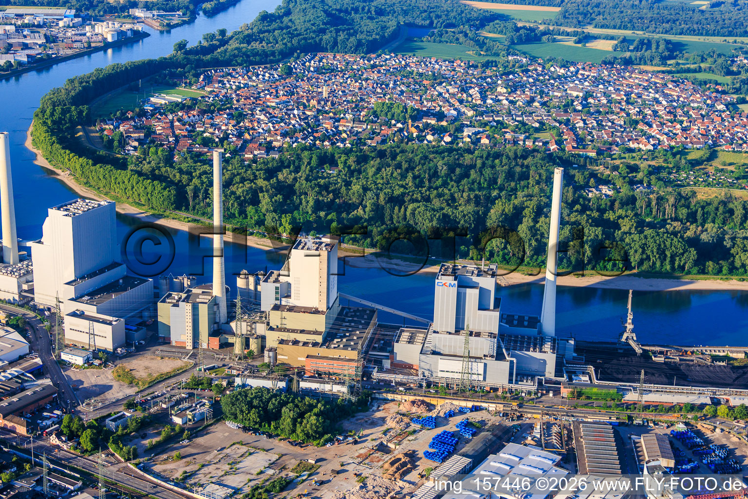 Les blocs plus récents de la grande centrale électrique Mannheim sur la rive du Rhin en arrière-plan. Altrip à le quartier Neckarau in Mannheim dans le département Bade-Wurtemberg, Allemagne