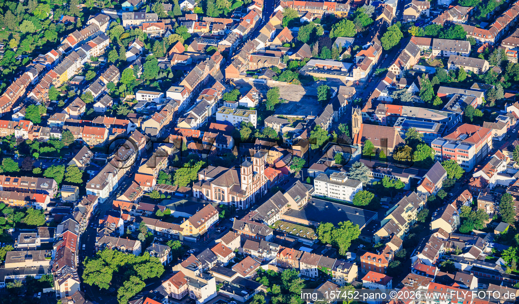 Centre situé entre Friedrichstrasse et Rheingoldstrasse, avec l'église Saint-Jacques et l'église Saint-Matthieu à le quartier Neckarau in Mannheim dans le département Bade-Wurtemberg, Allemagne