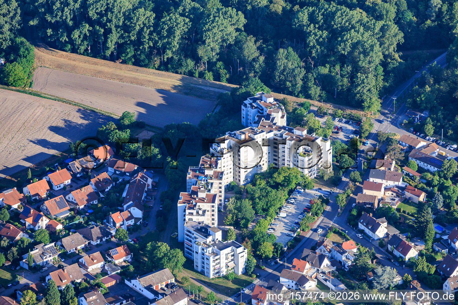 Immeubles résidentiels modernes de grande hauteur sur Ludwigshafener Straße et Ranschgraben à Neuhofen dans le département Rhénanie-Palatinat, Allemagne