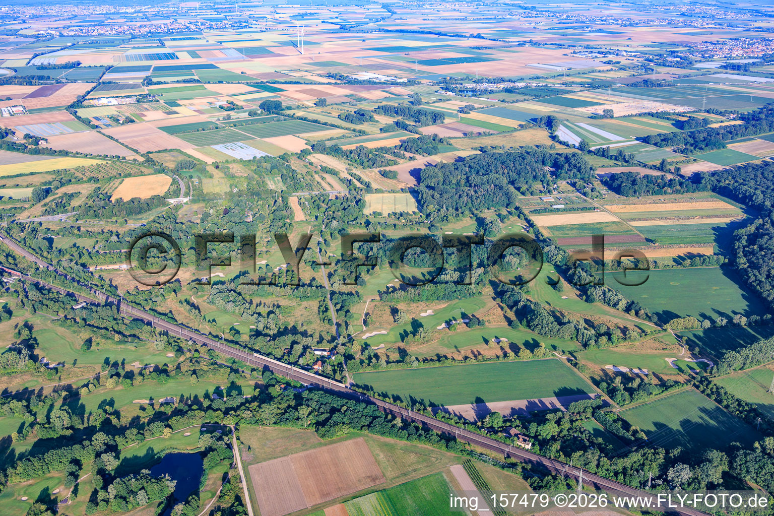 Terrain de golf du Kurpfalz Golf Park à l'ouest de la voie ferrée à Schifferstadt dans le département Rhénanie-Palatinat, Allemagne