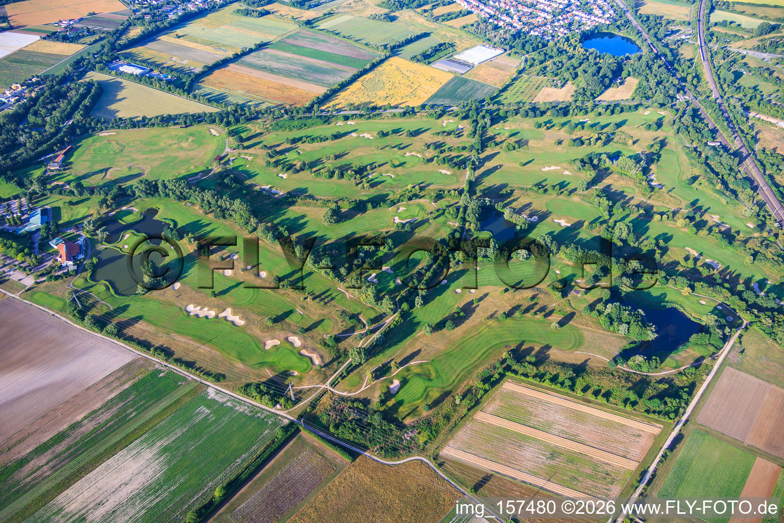 Terrain de golf du Golfpark Kurpfalz à l'est de la voie ferrée à Schifferstadt dans le département Rhénanie-Palatinat, Allemagne