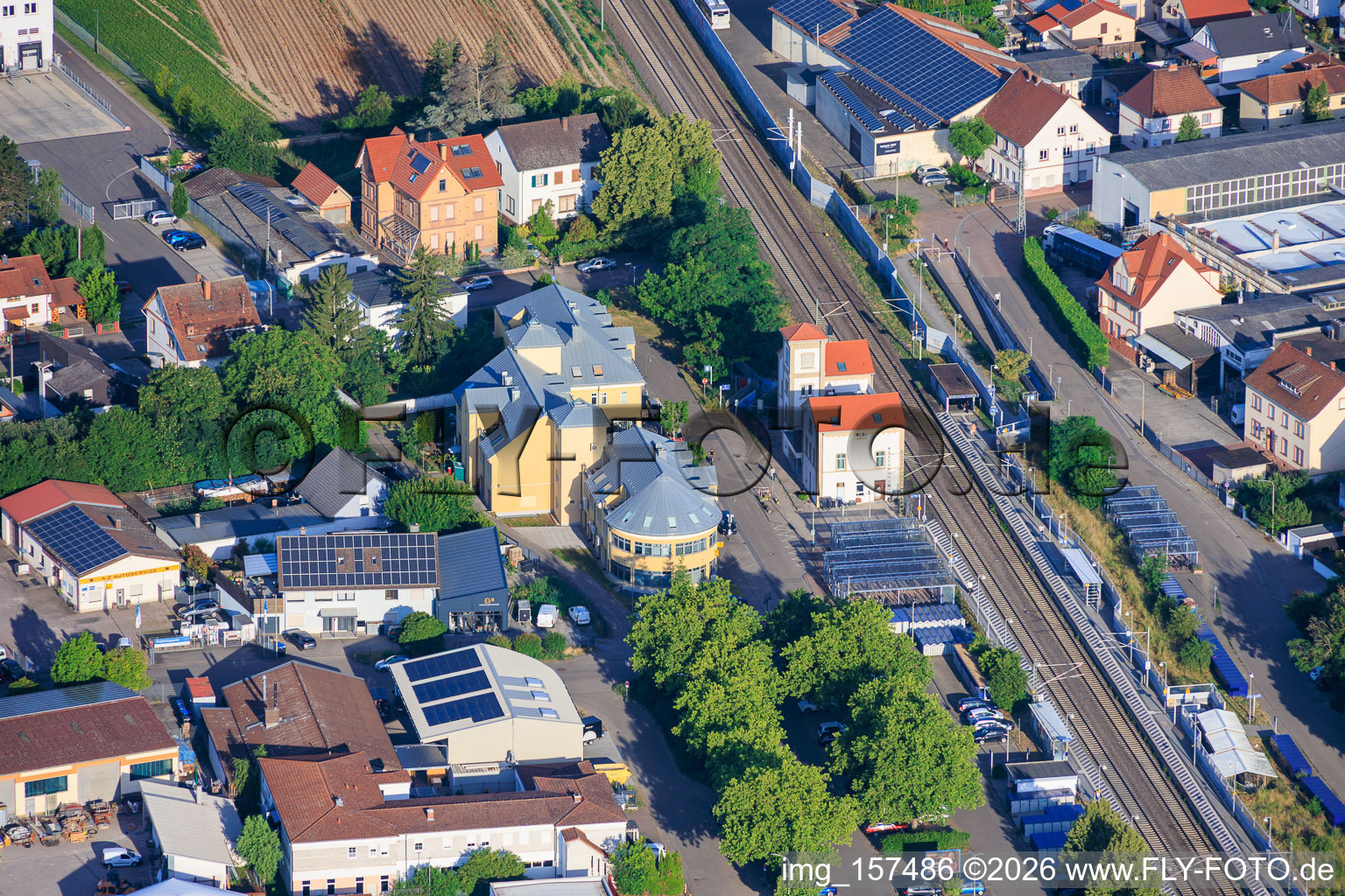 Gare ferroviaire et immeuble commercial à Bahnhofsplatz avec OCLC GmbH à le quartier Böhl in Böhl-Iggelheim dans le département Rhénanie-Palatinat, Allemagne