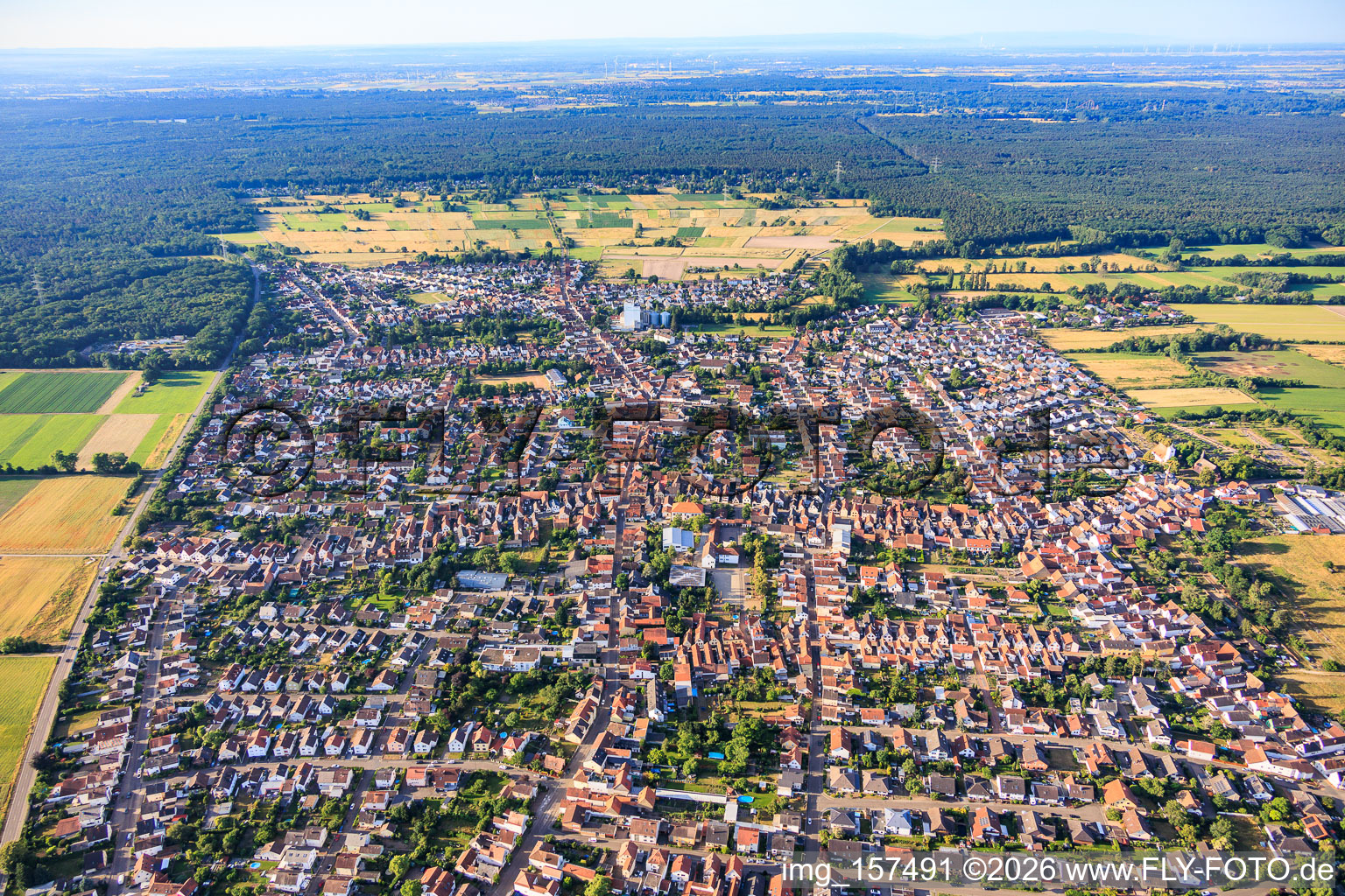 Vue d'ensemble de la ville depuis le nord à le quartier Iggelheim in Böhl-Iggelheim dans le département Rhénanie-Palatinat, Allemagne