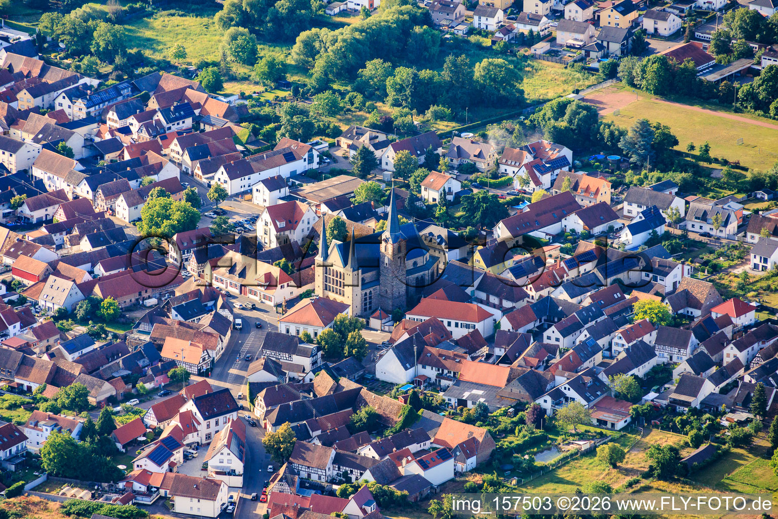 Église Saint-Pierre-et-Saint-Paul à 3 tours à le quartier Geinsheim in Neustadt an der Weinstraße dans le département Rhénanie-Palatinat, Allemagne