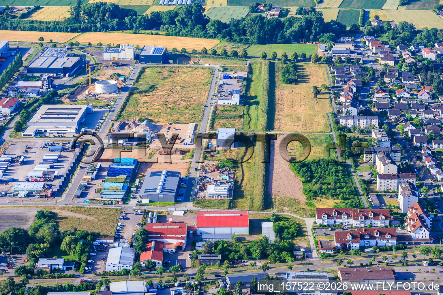 Parc industriel Im Niedersand depuis le nord à Offenbach an der Queich dans le département Rhénanie-Palatinat, Allemagne